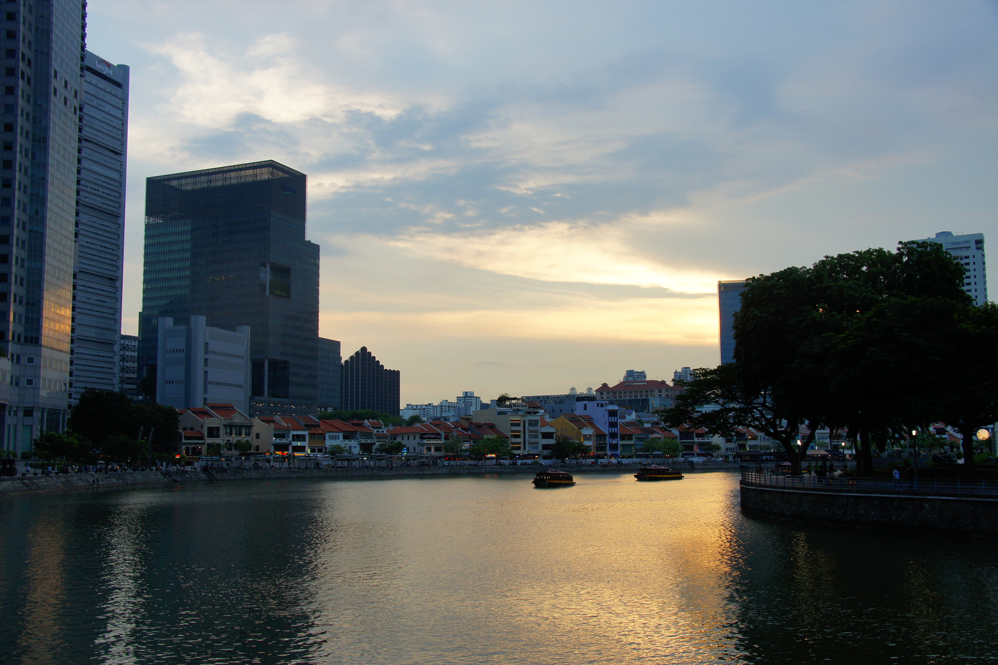Sony Alpha DSLR-A500 + Sony DT 18-250mm F3.5-6.3 sample photo. The singapore river photography