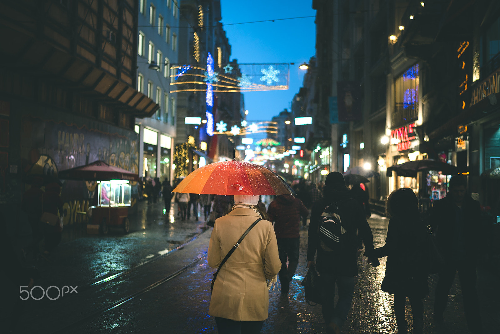 Sony a7S II + Sony Distagon T* FE 35mm F1.4 ZA sample photo. The girl with umbrella photography