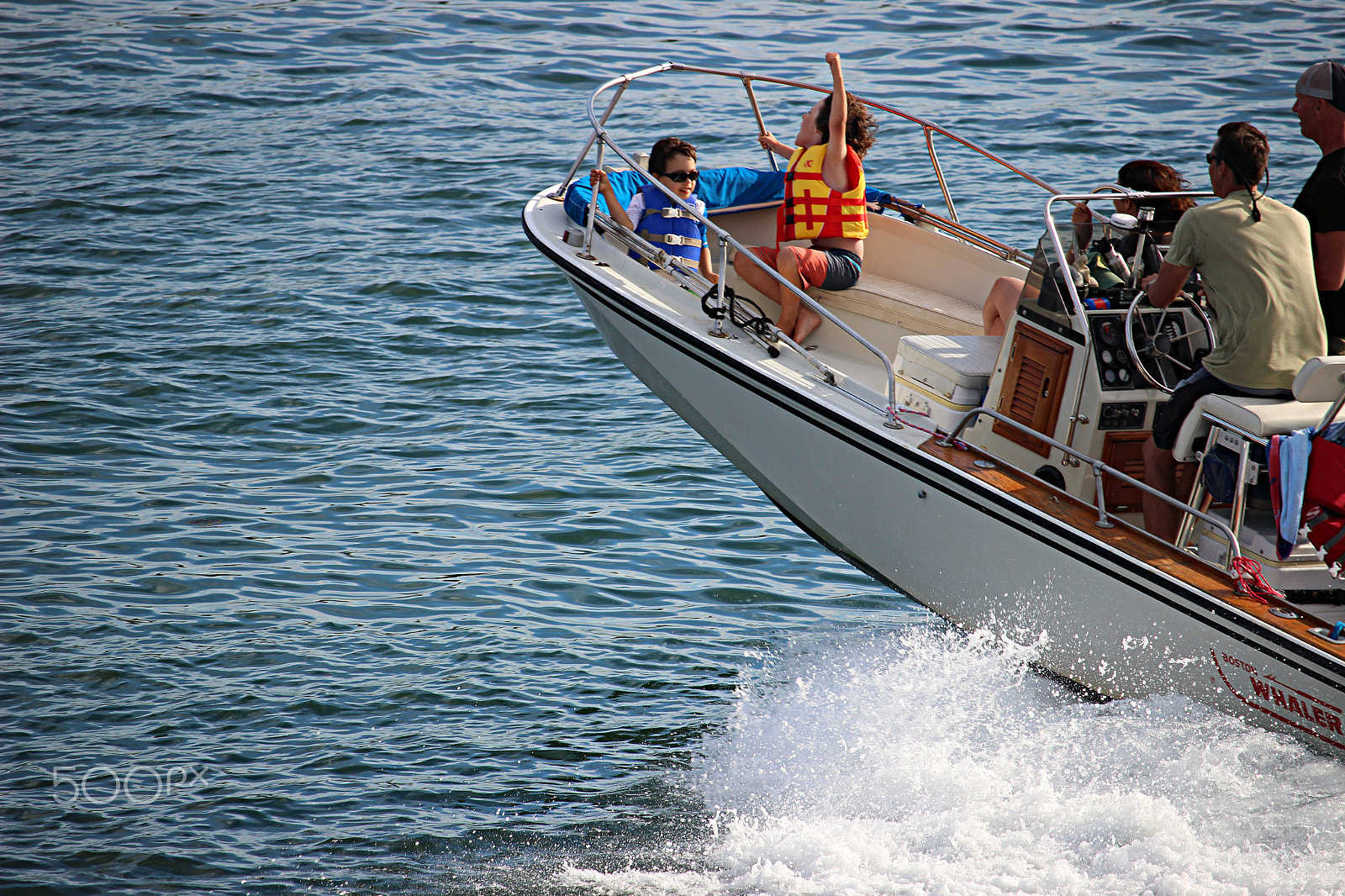 Canon EOS 600D (Rebel EOS T3i / EOS Kiss X5) + 55.0 - 250.0 mm sample photo. Family fun - speed boating photography