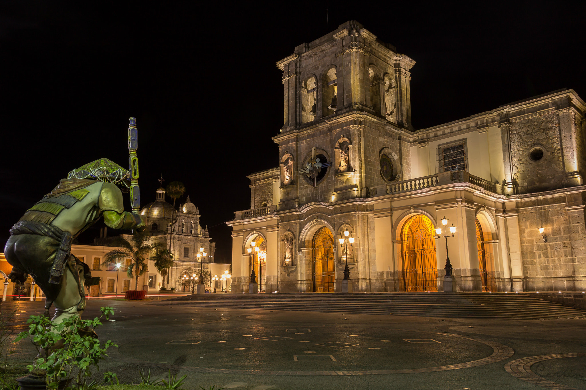 Canon EF-S 18-135mm F3.5-5.6 IS sample photo. Danzante típico y catedral de san josé, ciudad guzmán, jalisco, méxico. photography