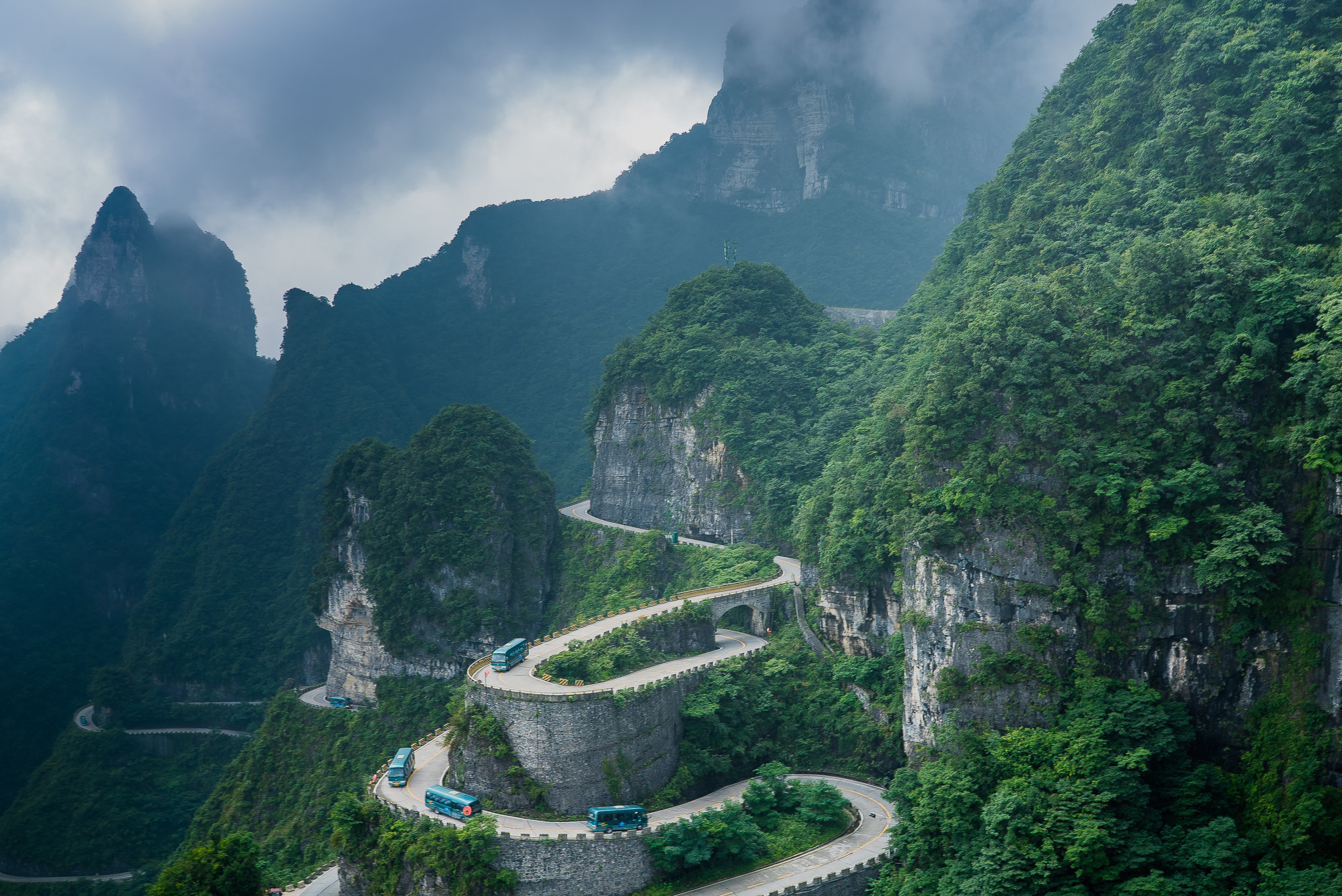 Sony FE 28mm F2 sample photo. Wulingyuan roads photography