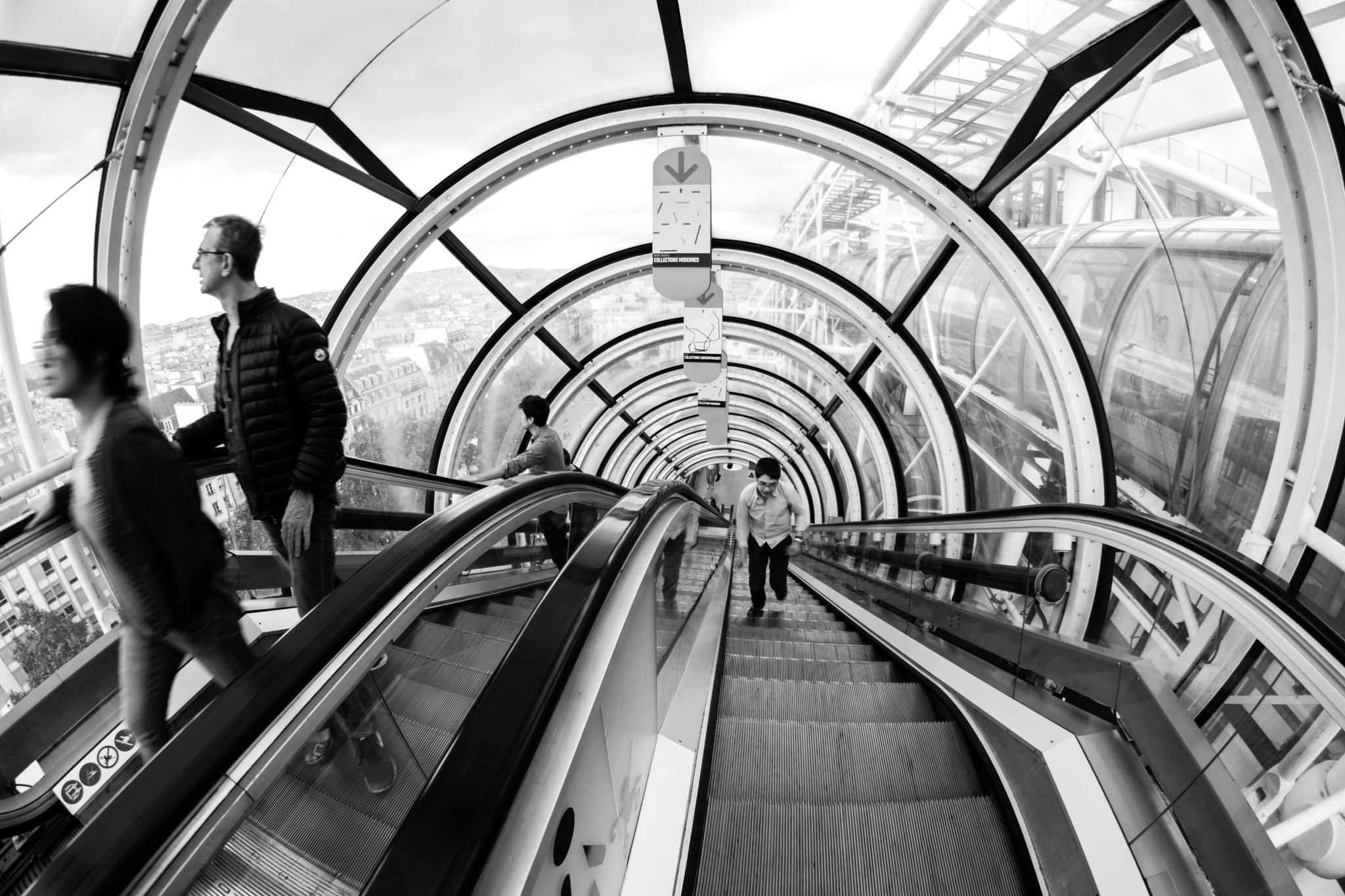 Nikon D3300 + Samyang 8mm F3.5 Aspherical IF MC Fisheye sample photo. Running on the escalator photography