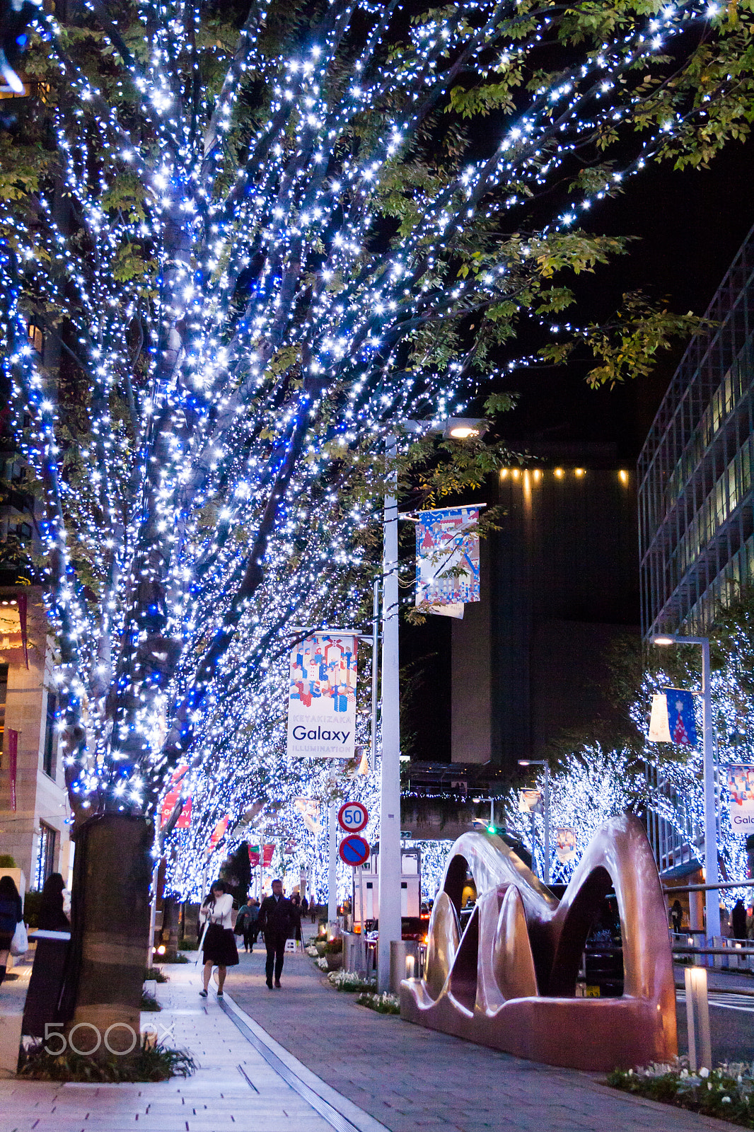 Canon EOS 1000D (EOS Digital Rebel XS / EOS Kiss F) + Canon EF-S 18-55mm f/3.5-5.6 USM sample photo. Roppongi illumination photography