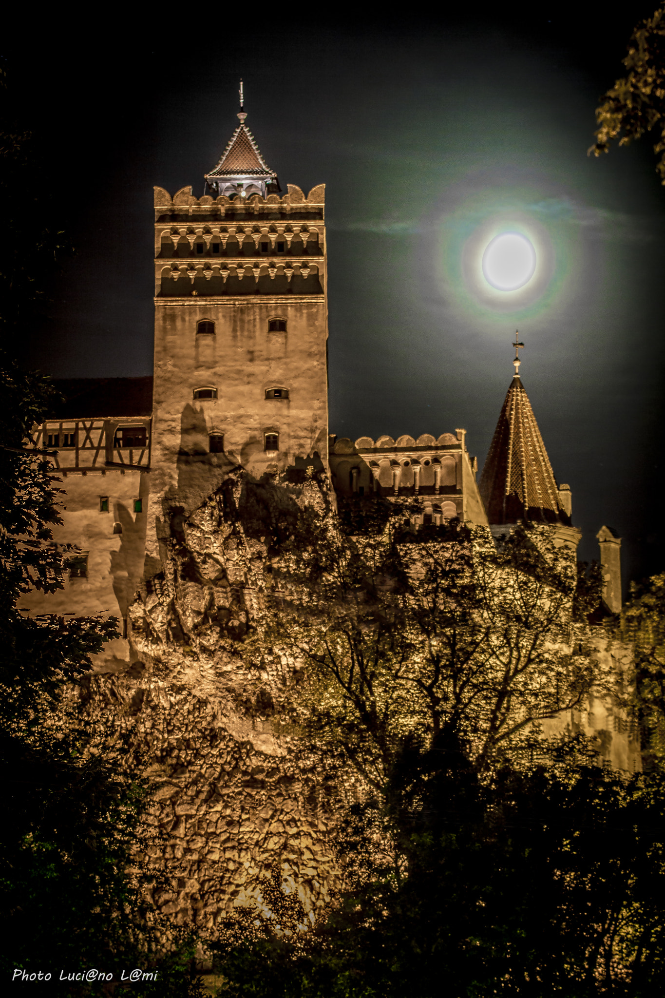 Nikon AF-S Nikkor 70-200mm F4G ED VR sample photo. Dracula castle bran romania photography