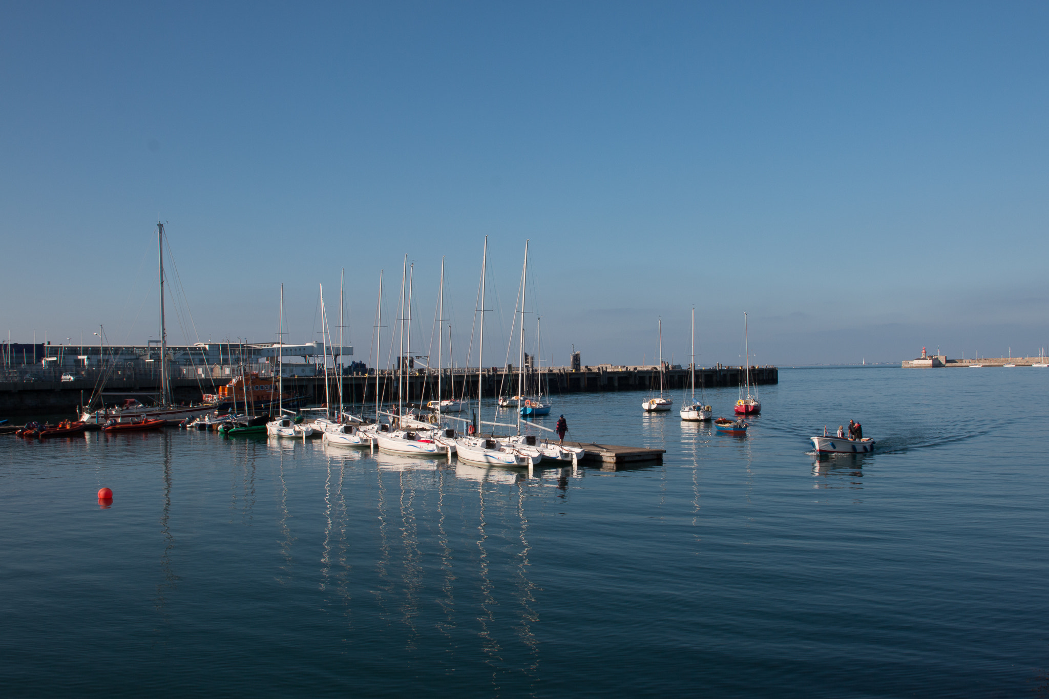 Canon EF 20mm F2.8 USM sample photo. Dun laoghaire pier photography