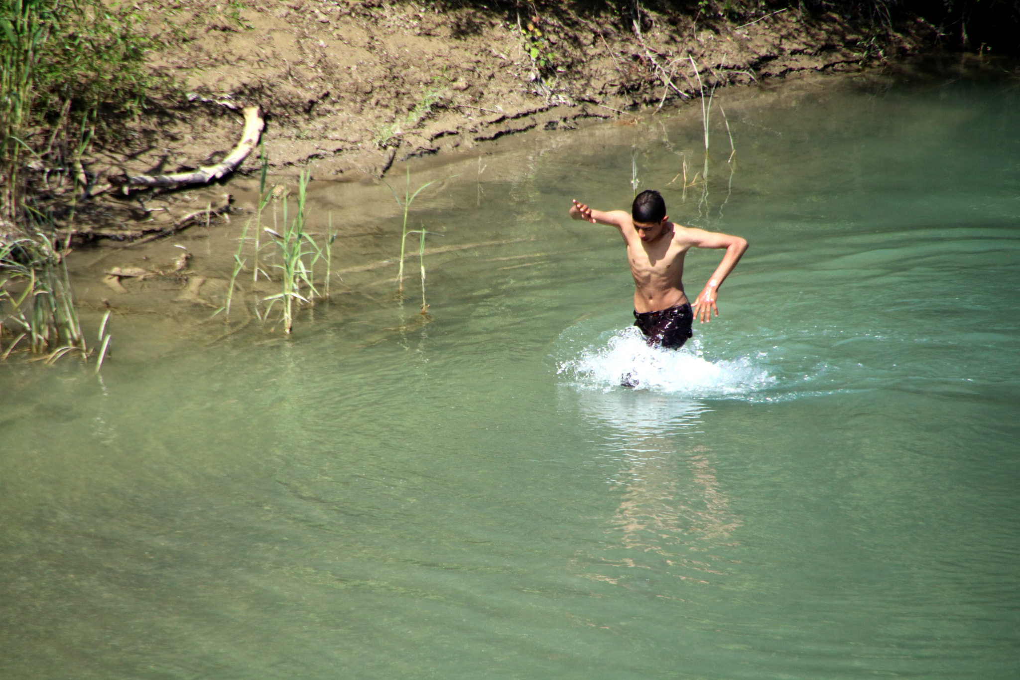 Canon EOS 760D (EOS Rebel T6s / EOS 8000D) + Tamron AF 18-270mm F3.5-6.3 Di II VC LD Aspherical (IF) MACRO sample photo. Boy playing in the river closed to aspendos photography