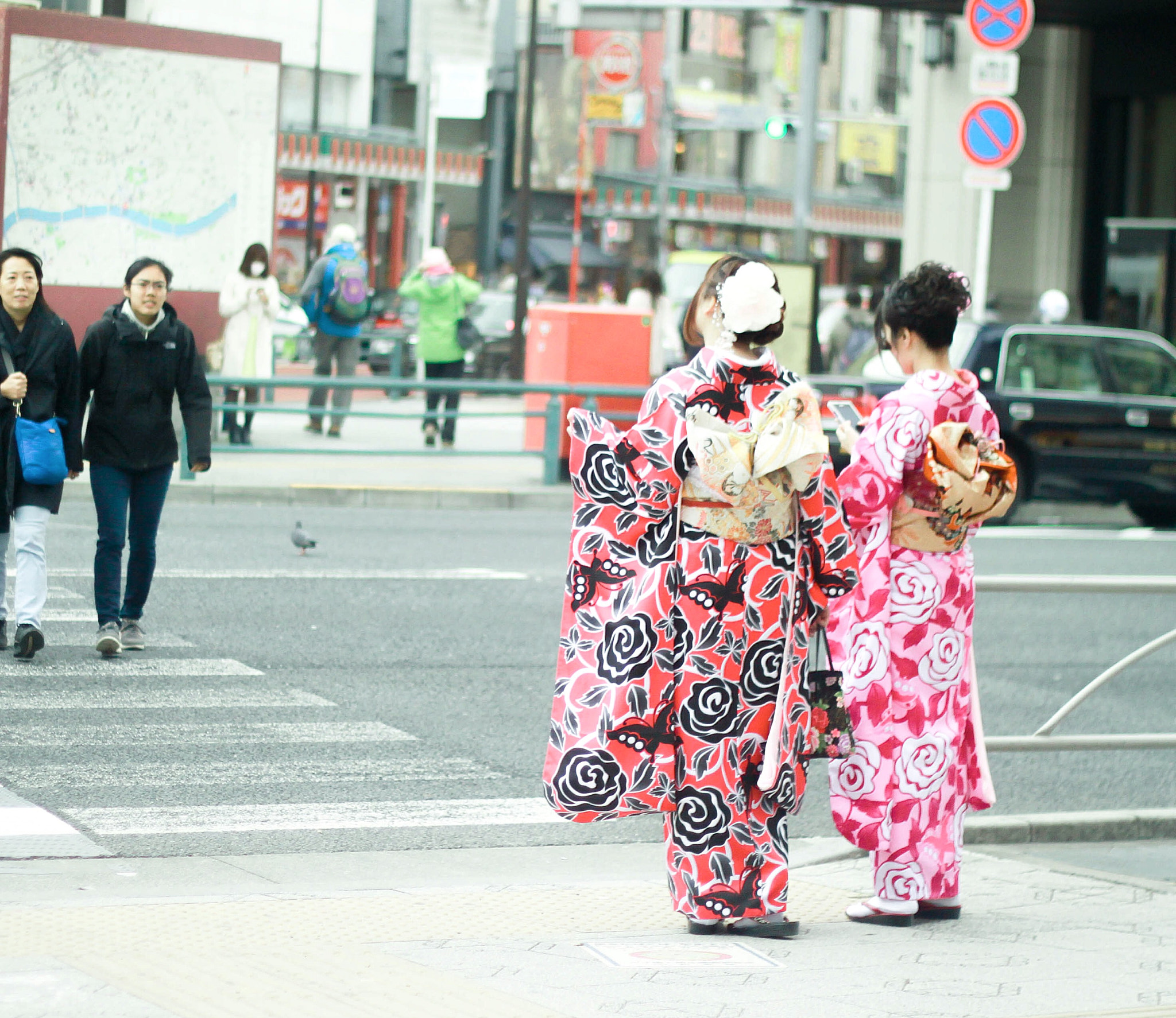 Canon EOS 500D (EOS Rebel T1i / EOS Kiss X3) + Canon EF 50mm F1.8 II sample photo. Japanese women in traditional wear. photography