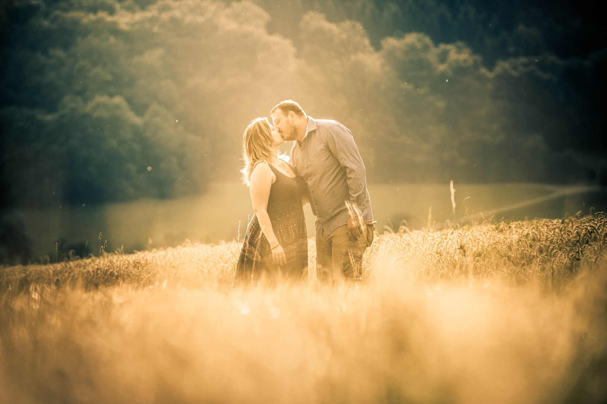 AF-S Zoom-Nikkor 80-200mm f/2.8D IF-ED sample photo. Couple in grain photography