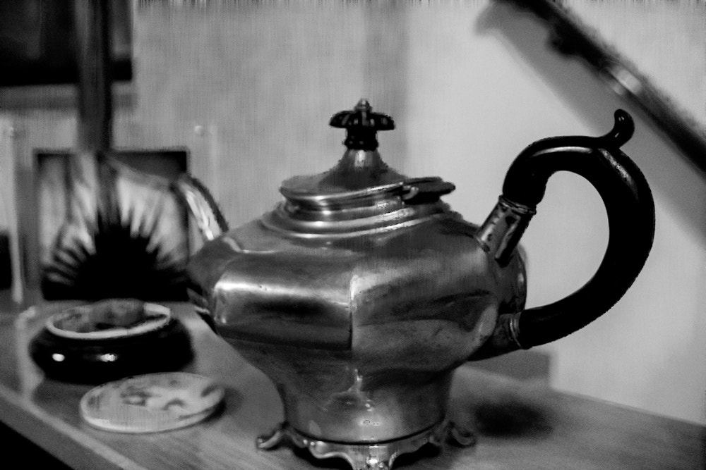 Canon EOS 1200D (EOS Rebel T5 / EOS Kiss X70 / EOS Hi) + Sigma 18-50mm f/2.8 Macro sample photo. Old teakettle photography