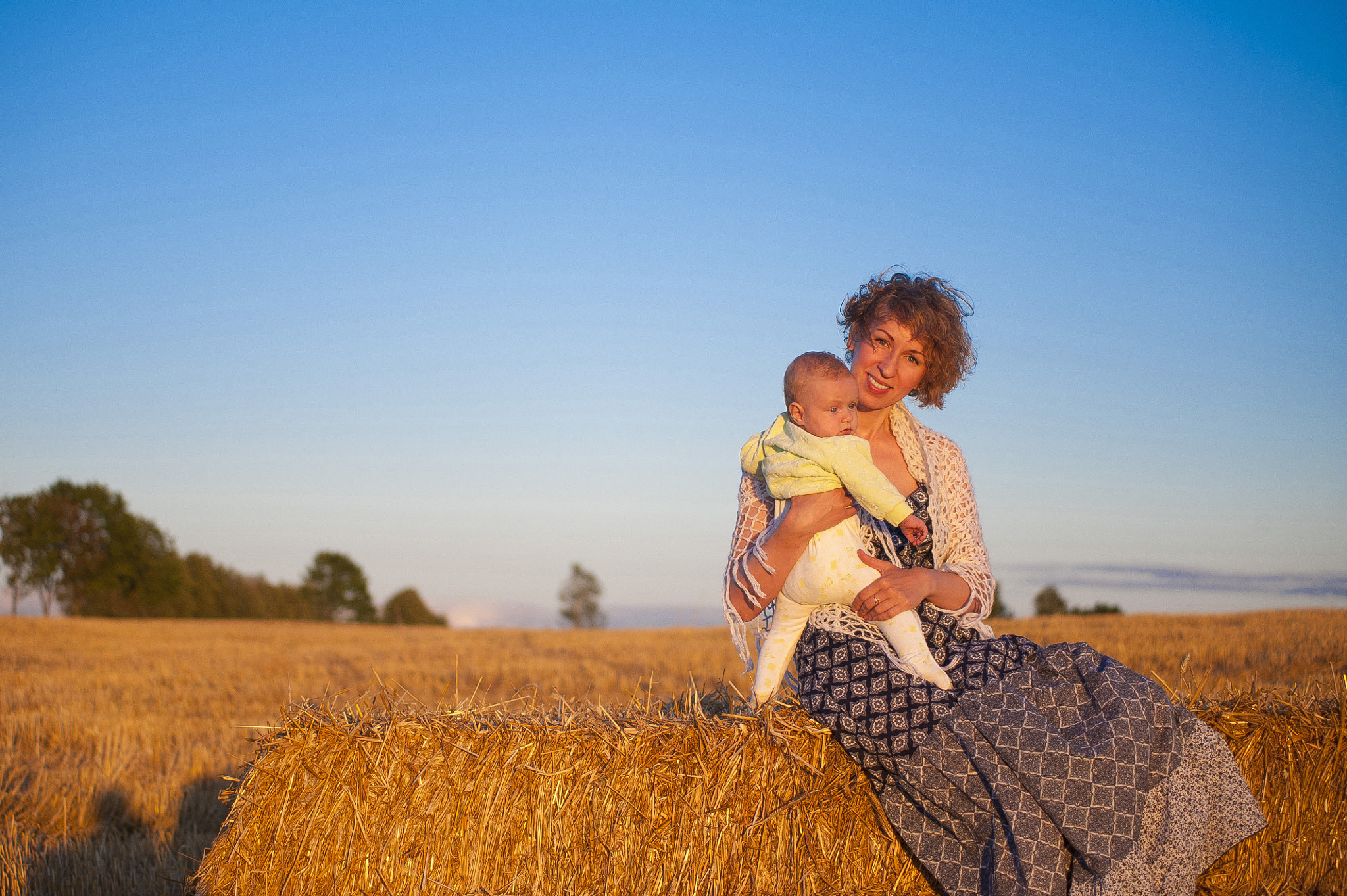 Nikon D700 + AF Zoom-Nikkor 70-210mm f/4 sample photo. Mom and daughter on the sunset photography