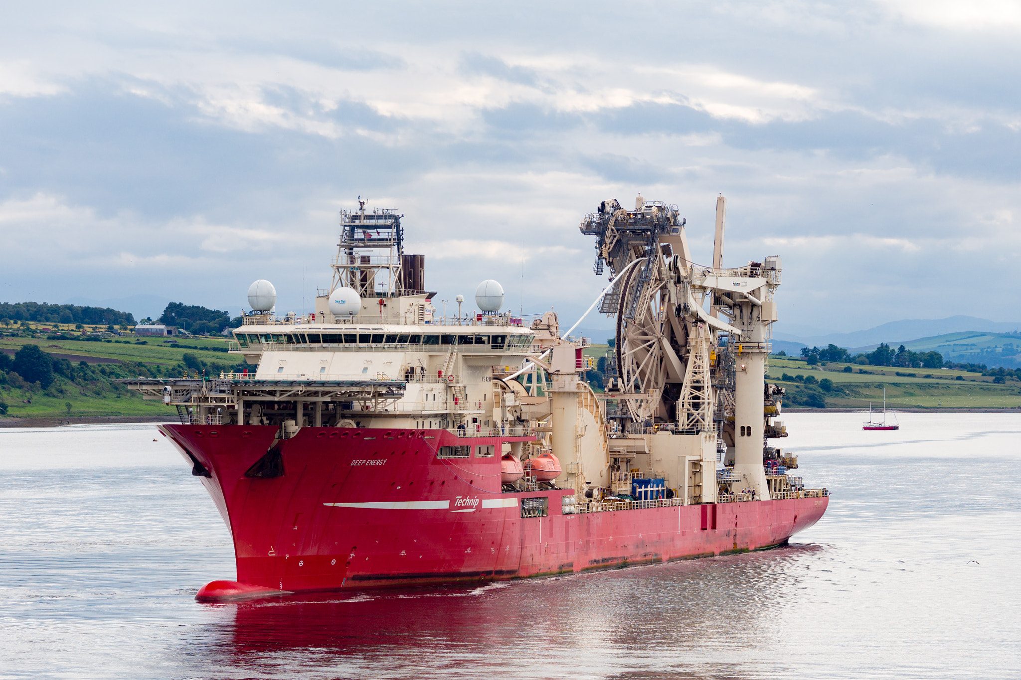 Olympus OM-D E-M10 + Olympus M.Zuiko Digital ED 75mm F1.8 sample photo. Pipe laying ship photography