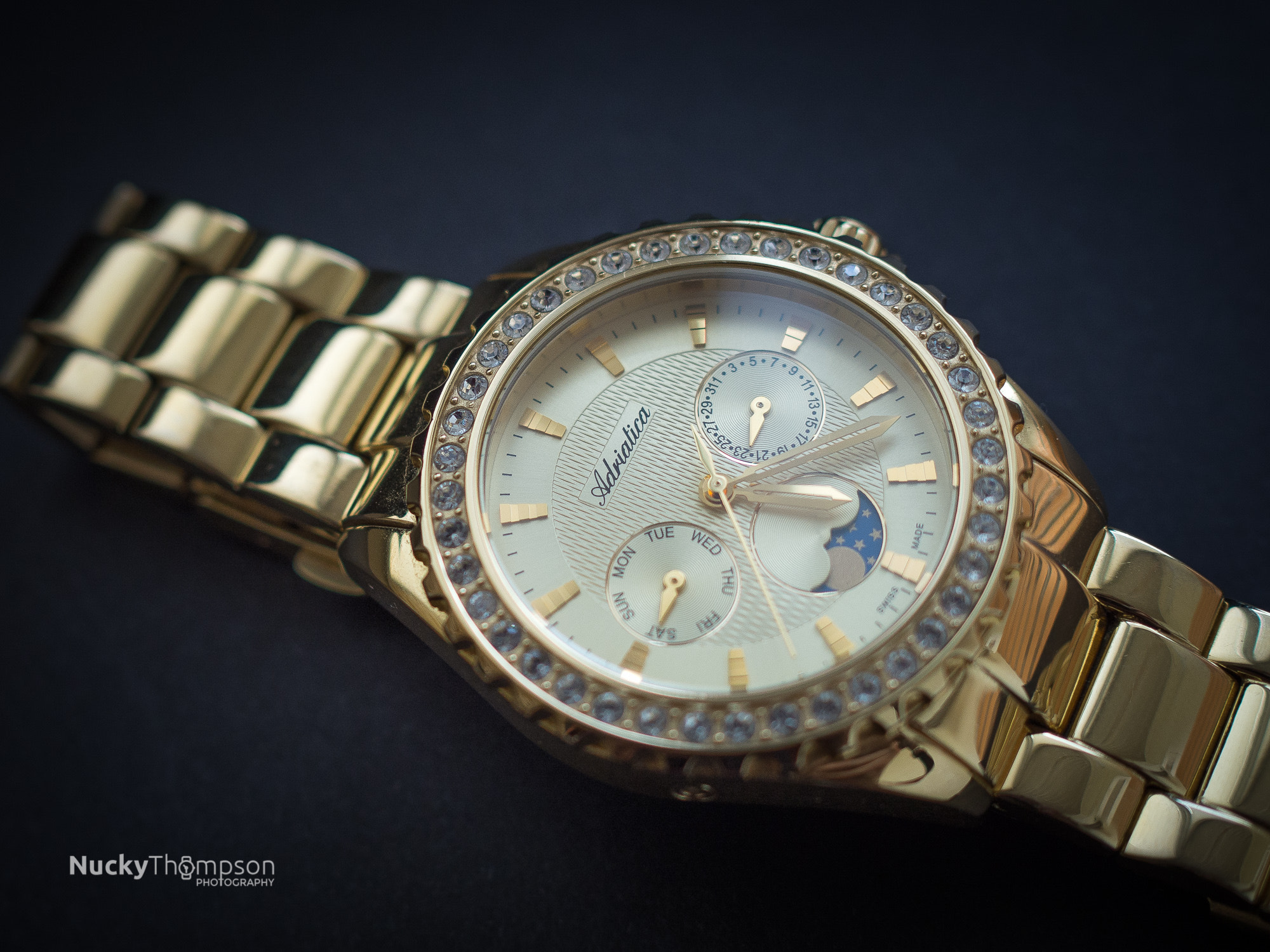 Olympus OM-D E-M10 II + Olympus M.Zuiko Digital 25mm F1.8 sample photo. Adriatica woman gold watch photography