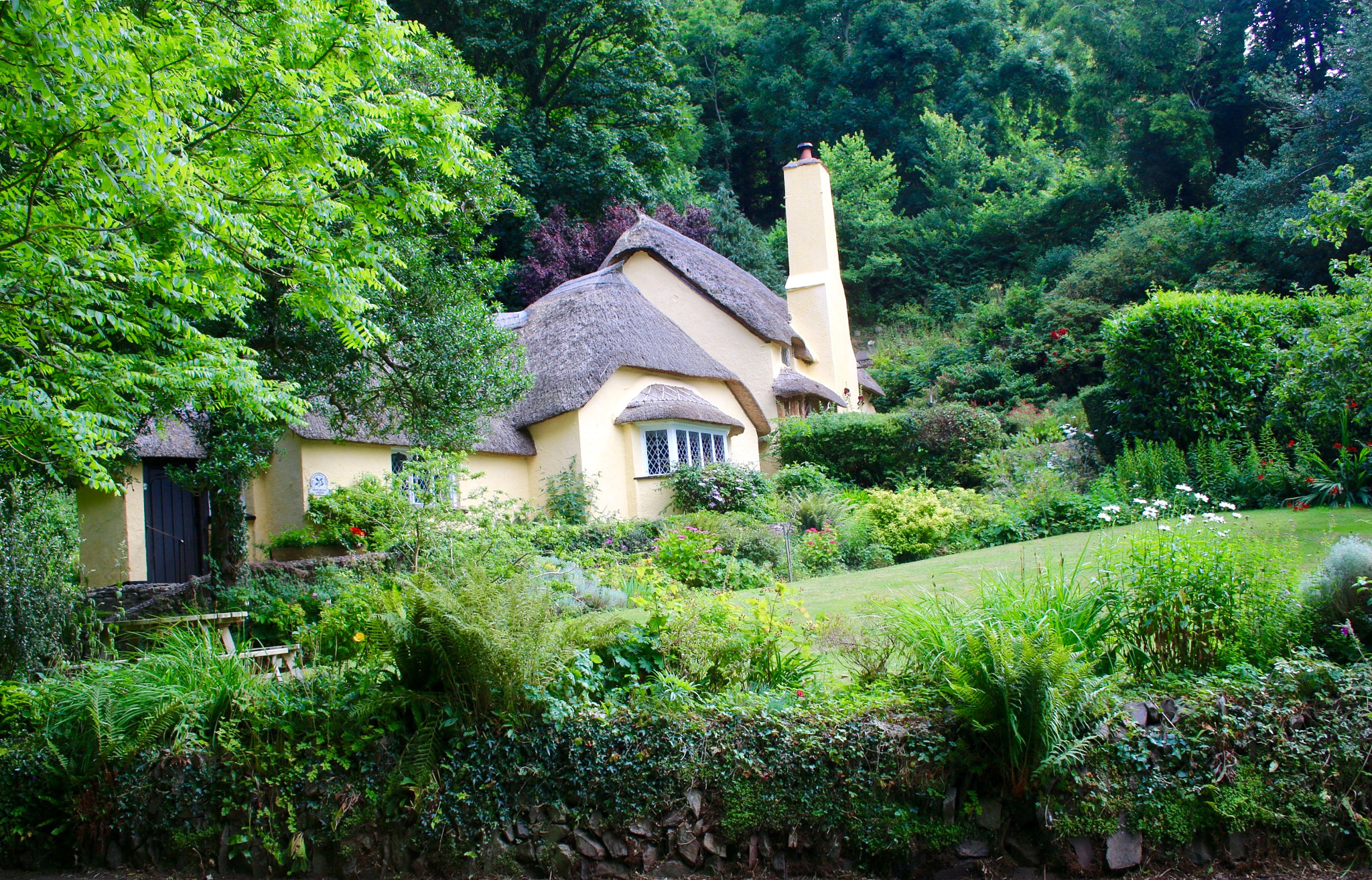 Canon EOS 70D + Canon EF-S 18-55mm F3.5-5.6 sample photo. Thatched cottage photography