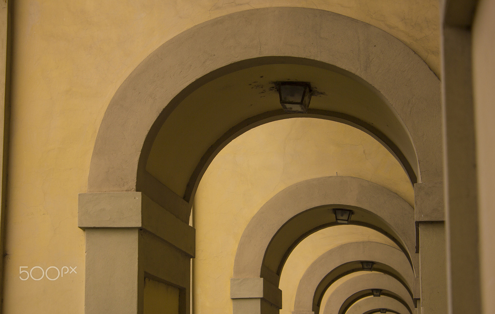 Canon EOS 550D (EOS Rebel T2i / EOS Kiss X4) sample photo. Arches near ponte vecchio photography