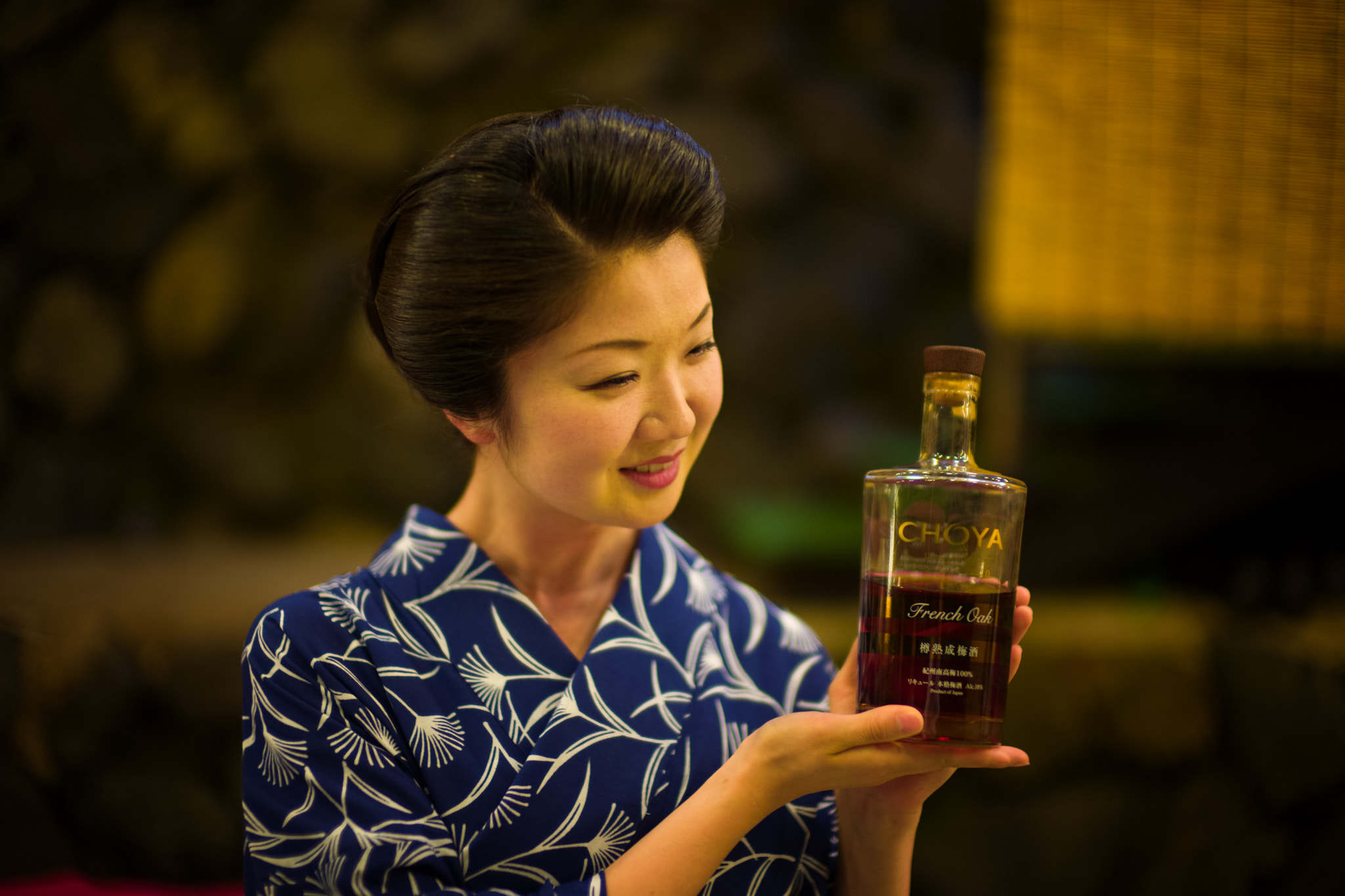 Leica Noctilux-M 50mm F0.95 ASPH sample photo. Geisha holding a bottle of plum wine photography