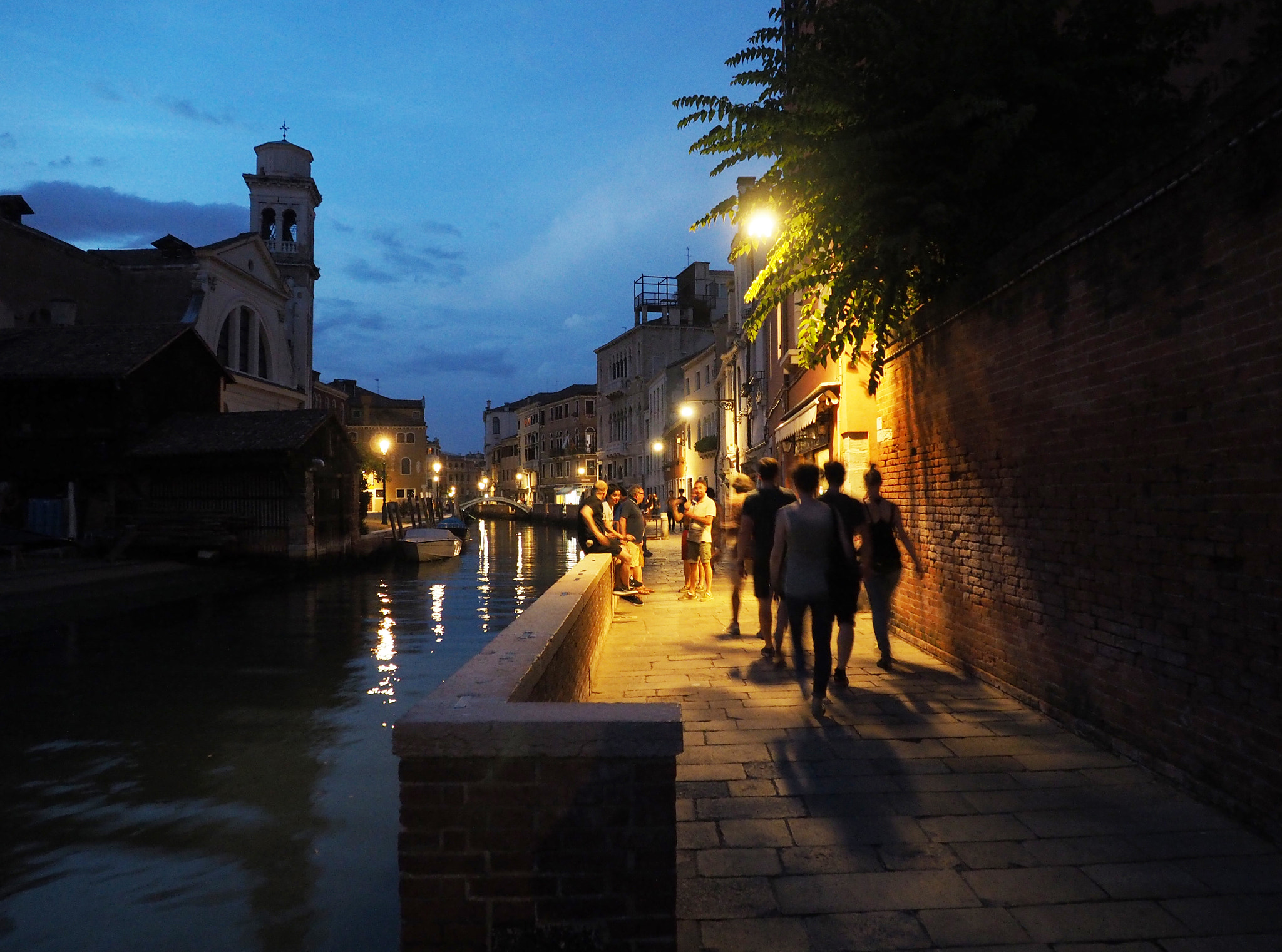 Olympus OM-D E-M1 + OLYMPUS M.12-50mm F3.5-6.3 sample photo. Nightlife in venice photography