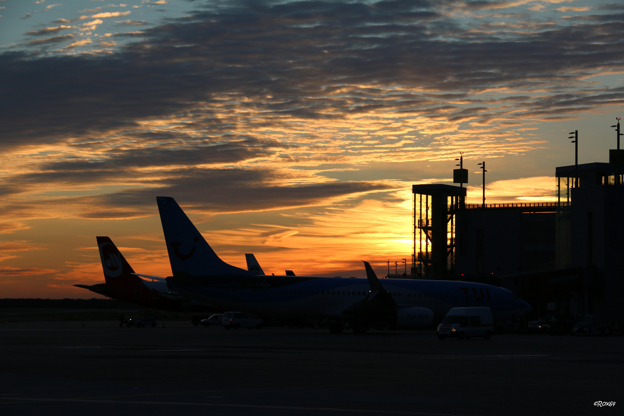 Canon EOS 70D + Canon EF-S 15-85mm F3.5-5.6 IS USM sample photo. Sunrise airport dus photography