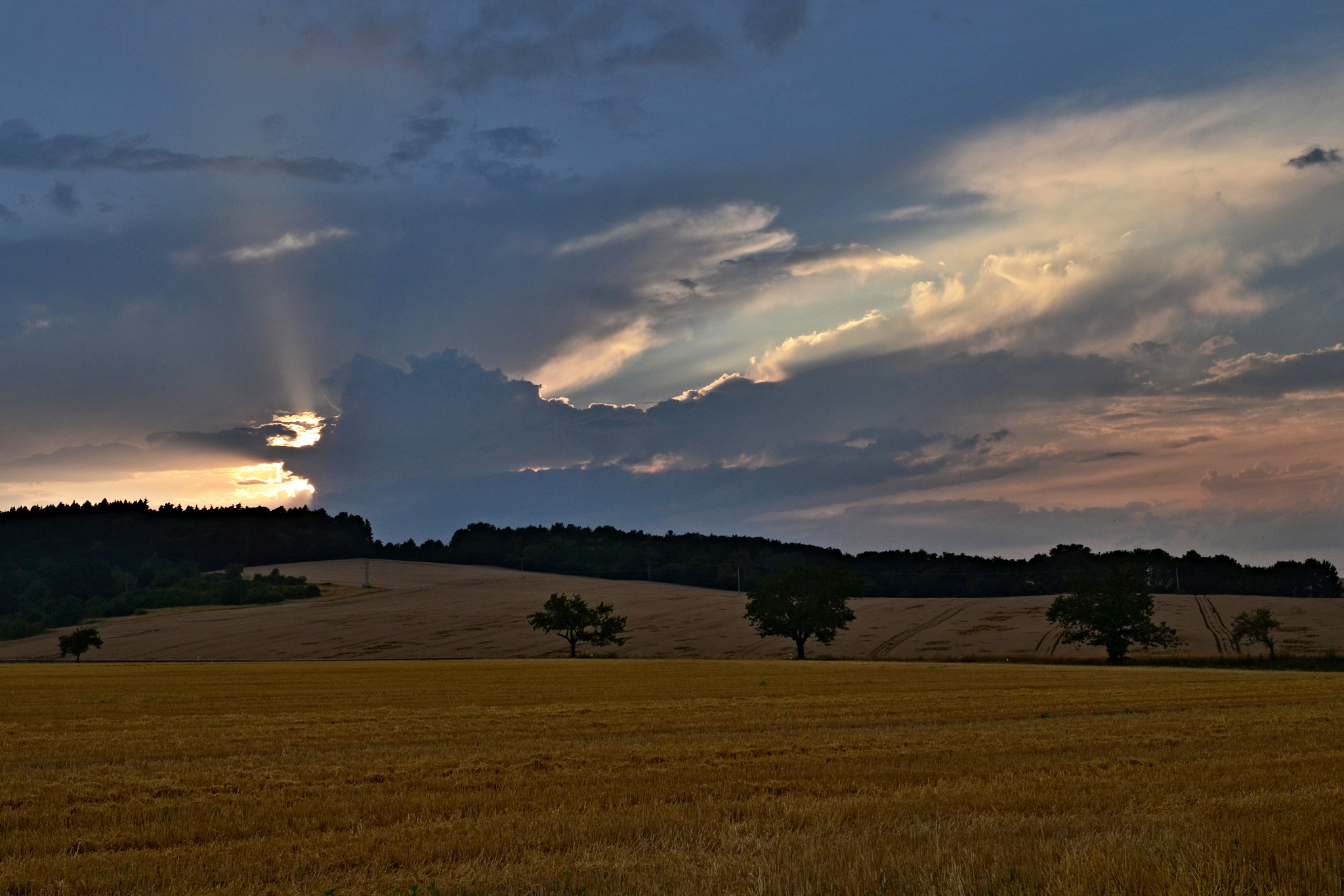 Nikon D5100 + Nikon AF-S Nikkor 28mm F1.8G sample photo. Večerní photography