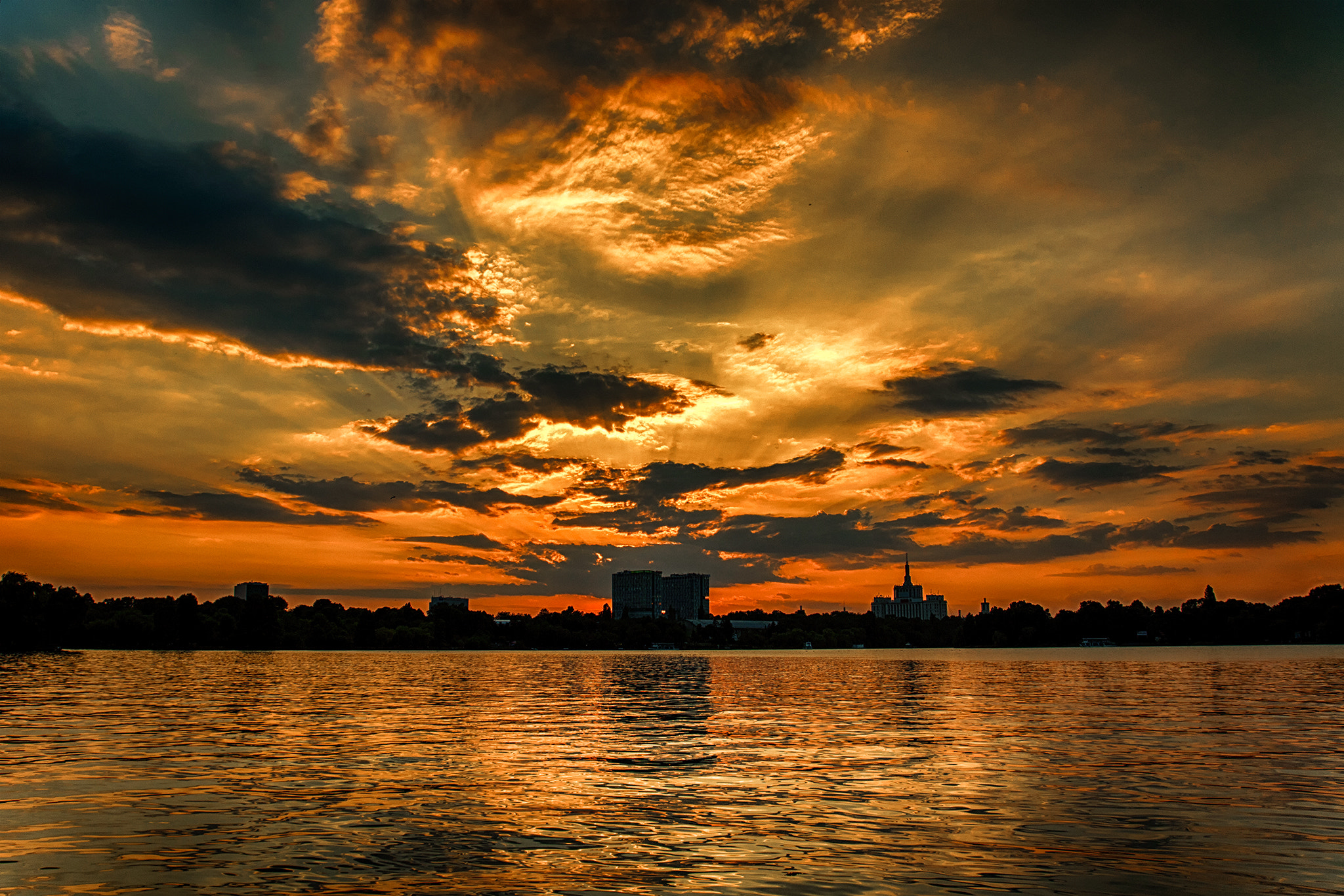 Canon EOS 750D (EOS Rebel T6i / EOS Kiss X8i) + Canon EF 17-40mm F4L USM sample photo. Sunset in bucharest on lake herastrau photography
