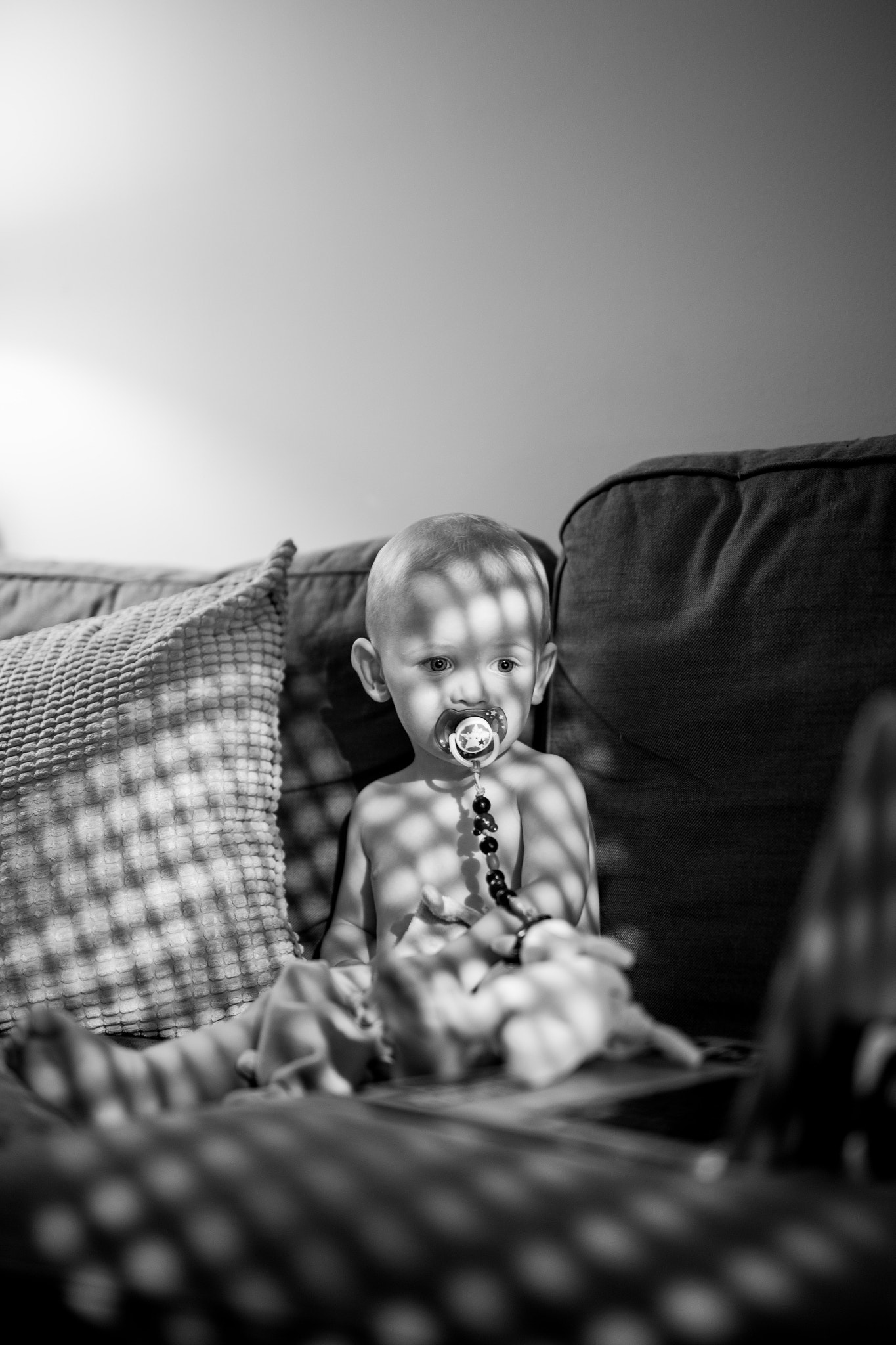 Canon EOS 6D + ZEISS Milvus 50mm F1.4 sample photo. Louis dans un rideaux de lumière photography