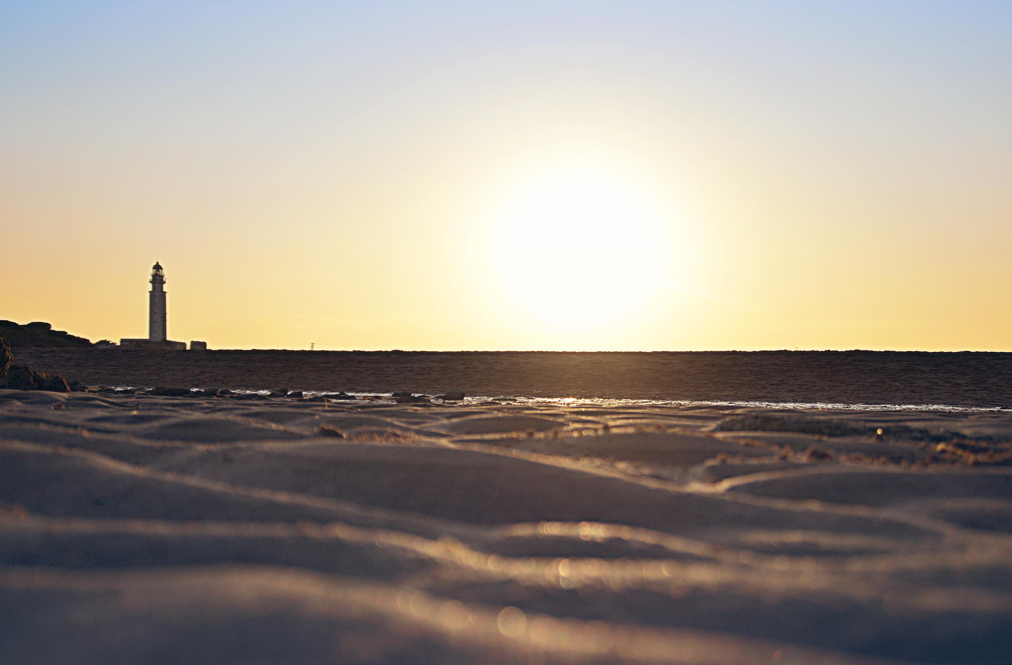 Nikon D3100 + AF Nikkor 50mm f/1.8 N sample photo. Atardecer en faro on the floor photography