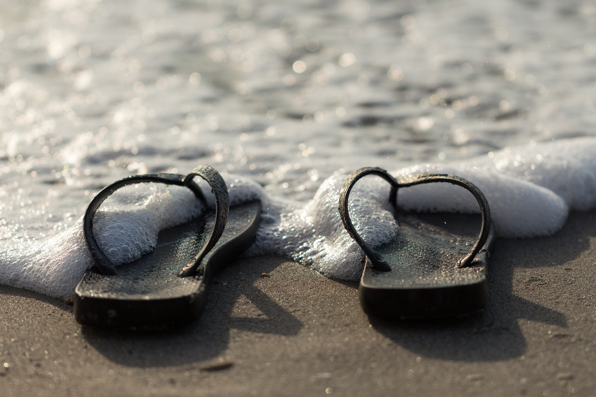 Canon EF 100mm F2.8L Macro IS USM sample photo. Black sandals in the sea photography