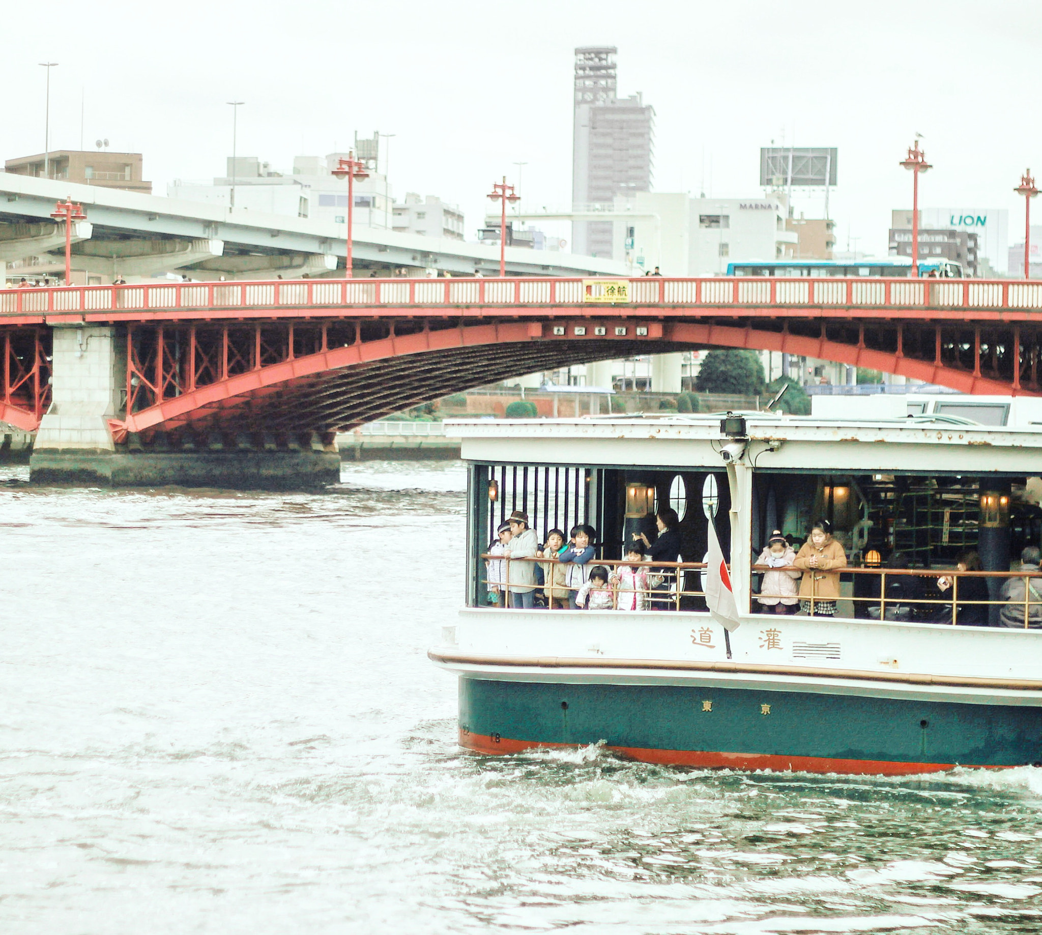 Canon EOS 500D (EOS Rebel T1i / EOS Kiss X3) + Canon EF 50mm F1.8 II sample photo. Cruise at the sumida river photography