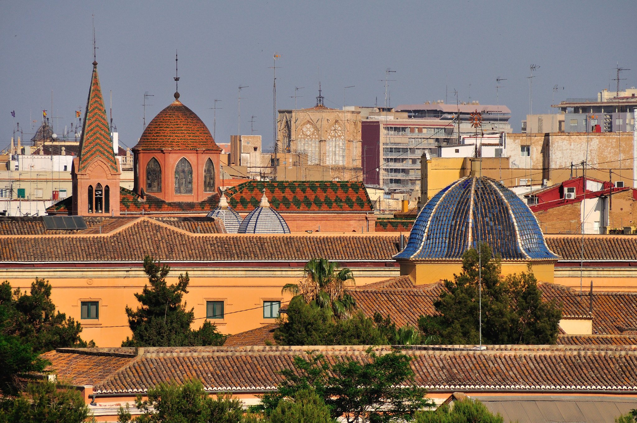 Sigma 18-250mm F3.5-6.3 DC Macro OS HSM sample photo. Ciutat vella roofs photography