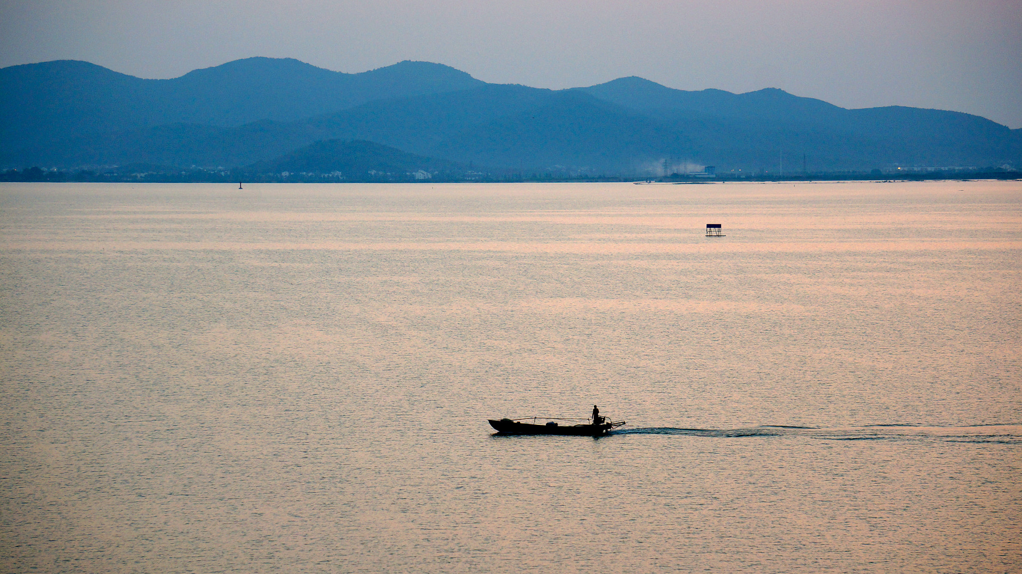 Sony E 55-210mm F4.5-6.3 OSS sample photo. A fishing boat over taihu lake photography