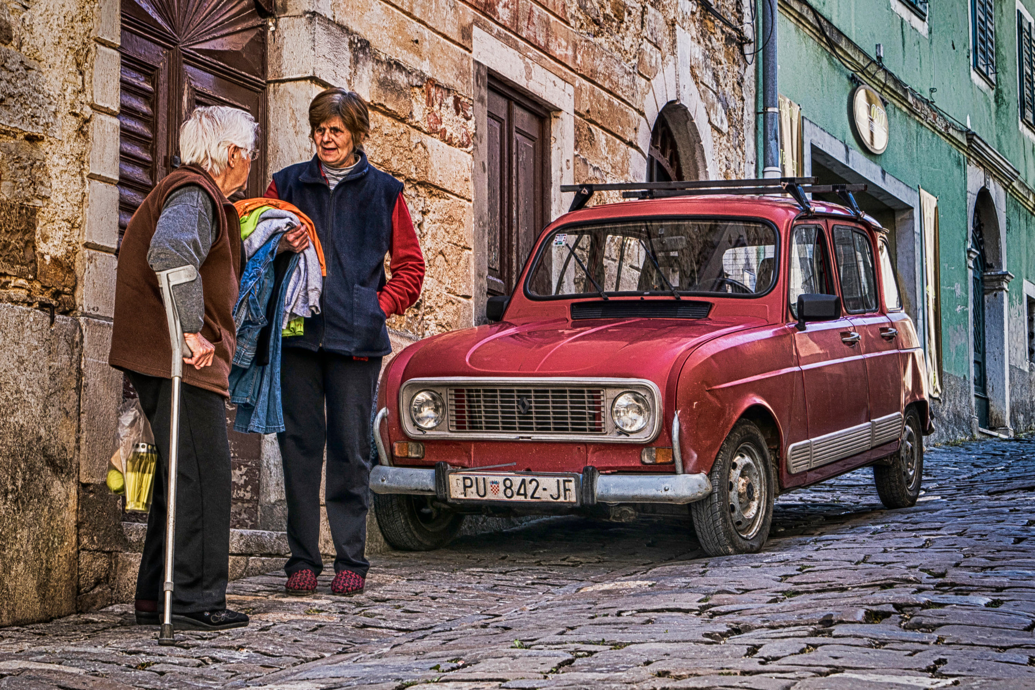 Sony ILCA-77M2 + Sony 28-75mm F2.8 SAM sample photo. Two ladies and a red renault photography