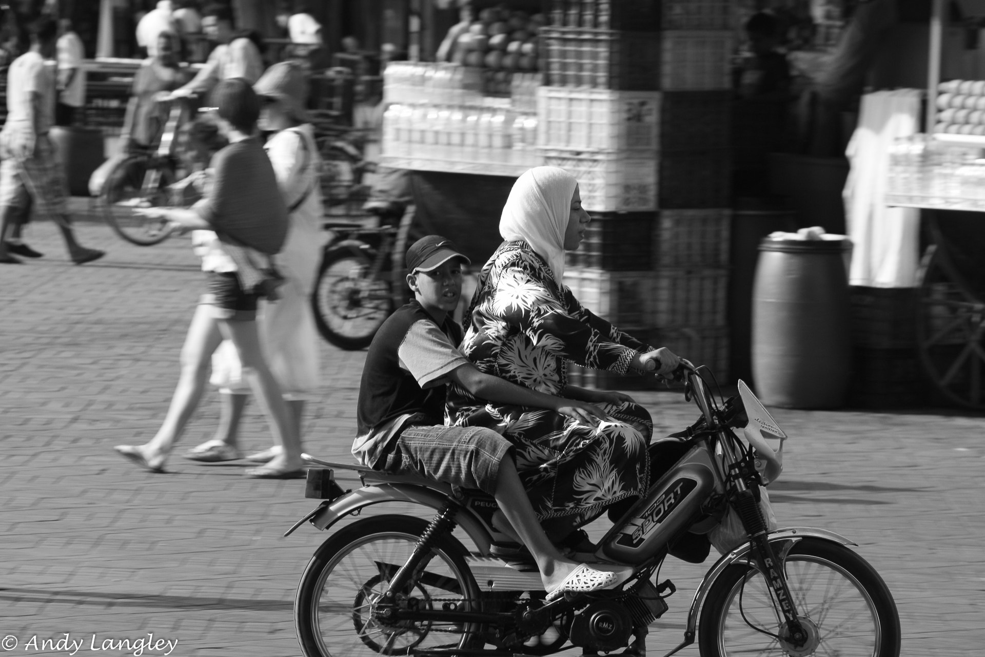 Canon EF 75-300mm f/4-5.6 USM sample photo. Marrakech mobile photography