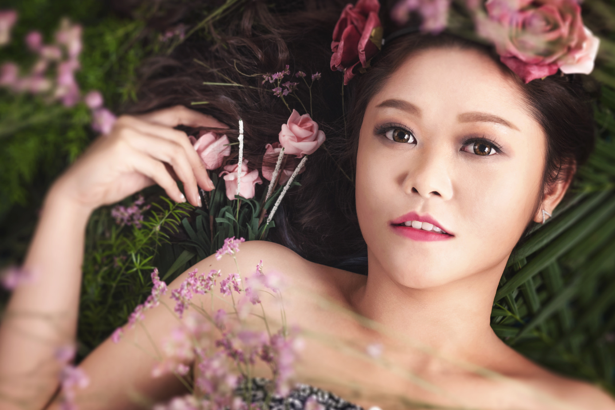 Canon EOS-1Ds Mark III + Canon EF 85mm F1.8 USM sample photo. Floral portrait photography