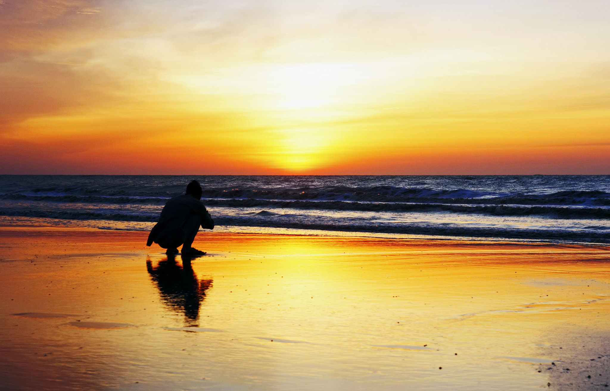 Canon EOS 550D (EOS Rebel T2i / EOS Kiss X4) sample photo. Squatting enjoying sunrise photography