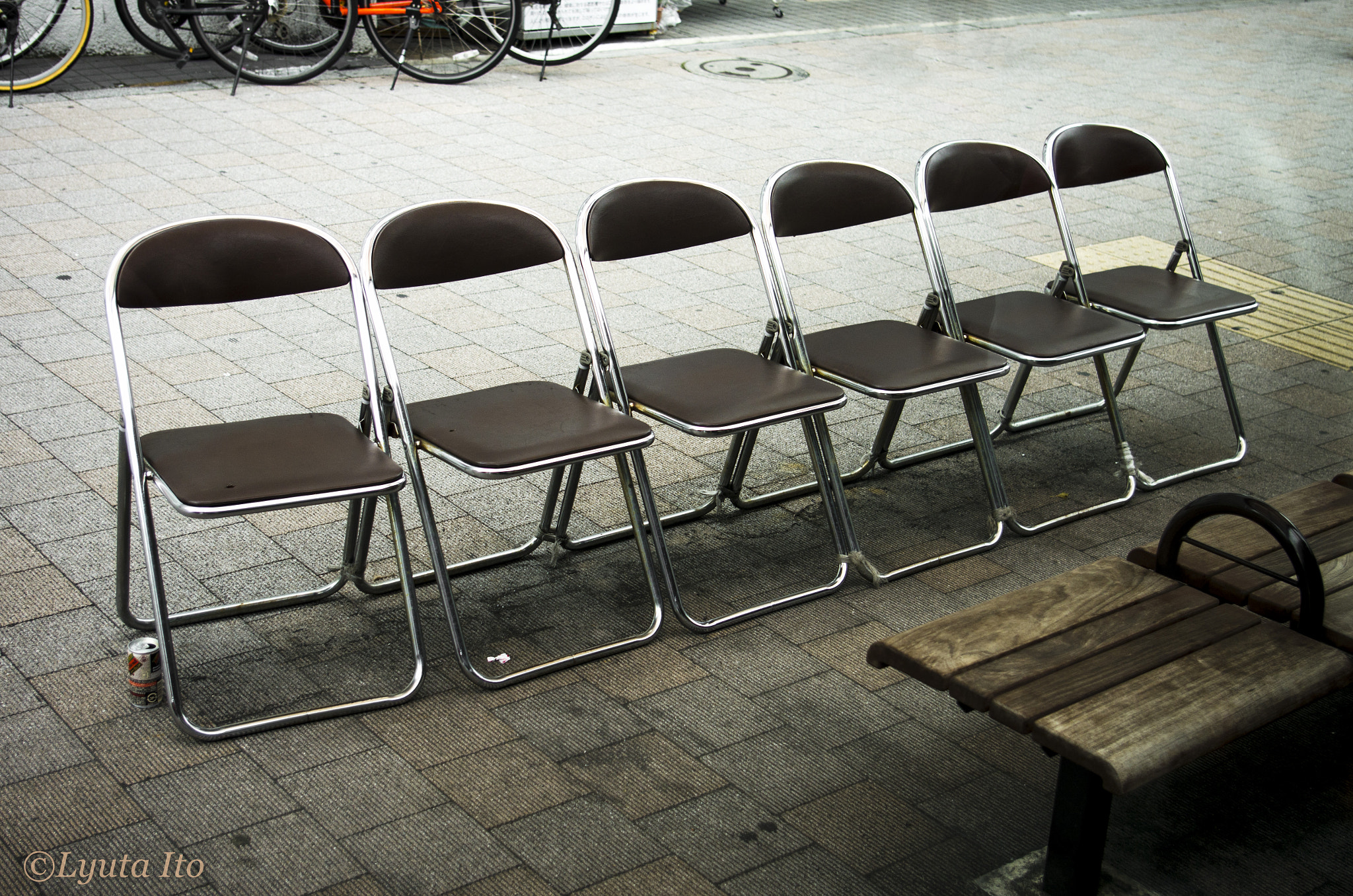Pentax smc DA 18-55mm F3.5-5.6 AL sample photo. Chairs at a bus stop photography