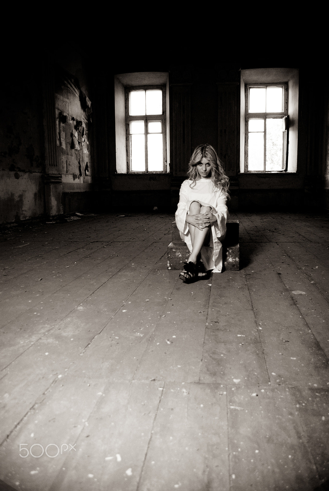Nikon D80 sample photo. Young beauty girl in the rusty building photography
