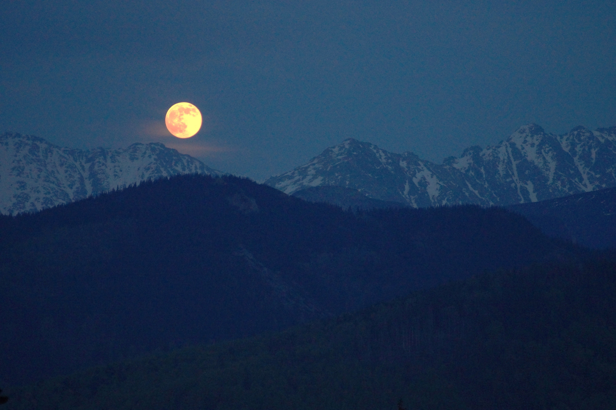 Minolta AF 100-200mm F4.5 sample photo. Moonrise over tatra mountains photography