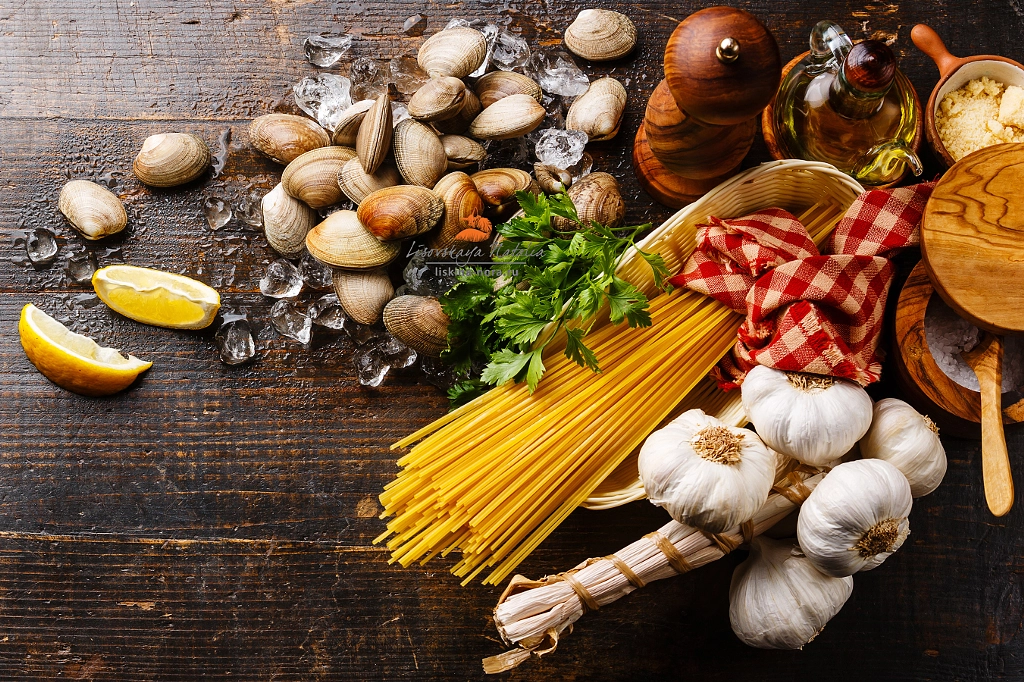 ингредиенты для пасты с вонголе by Natalia Lisovskaya on 500px.com