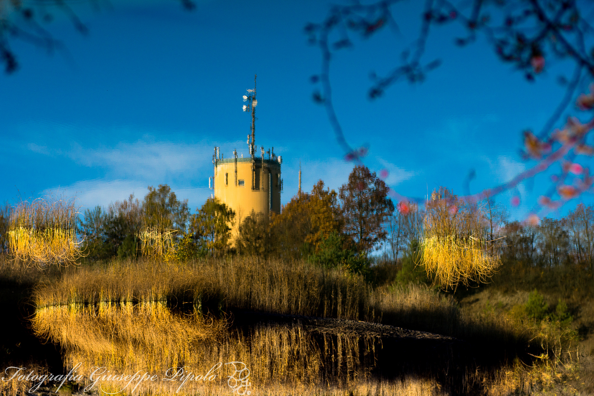 Sony SLT-A77 + Tamron SP AF 90mm F2.8 Di Macro sample photo. Wasserturm spiegelung photography