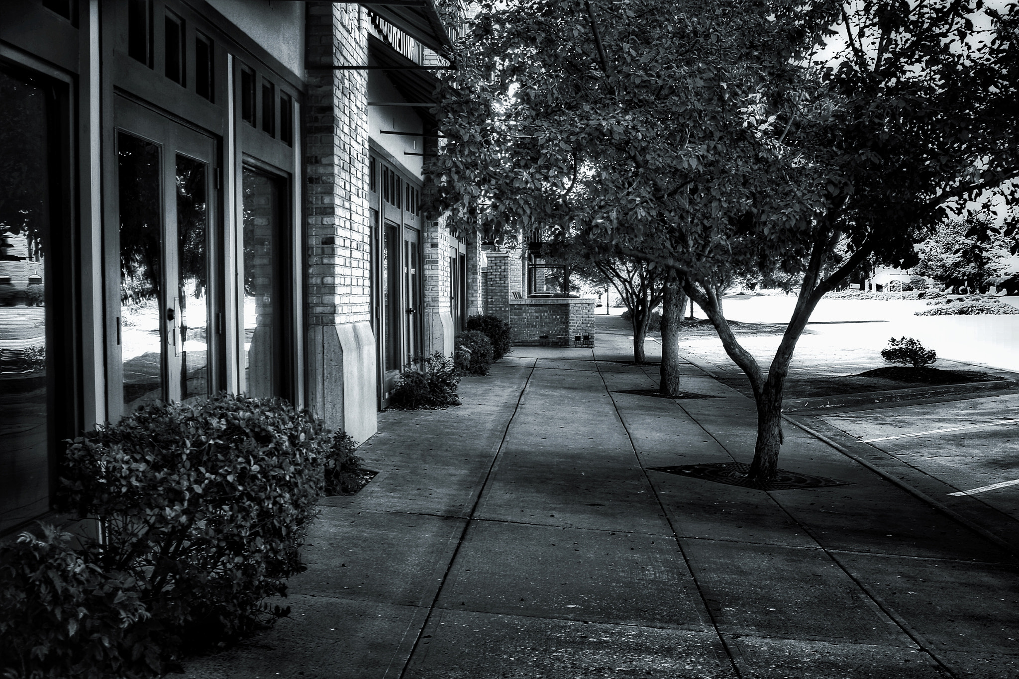 Canon EOS 1000D (EOS Digital Rebel XS / EOS Kiss F) sample photo. Sidewalk and store fronts at chesterfield village photography