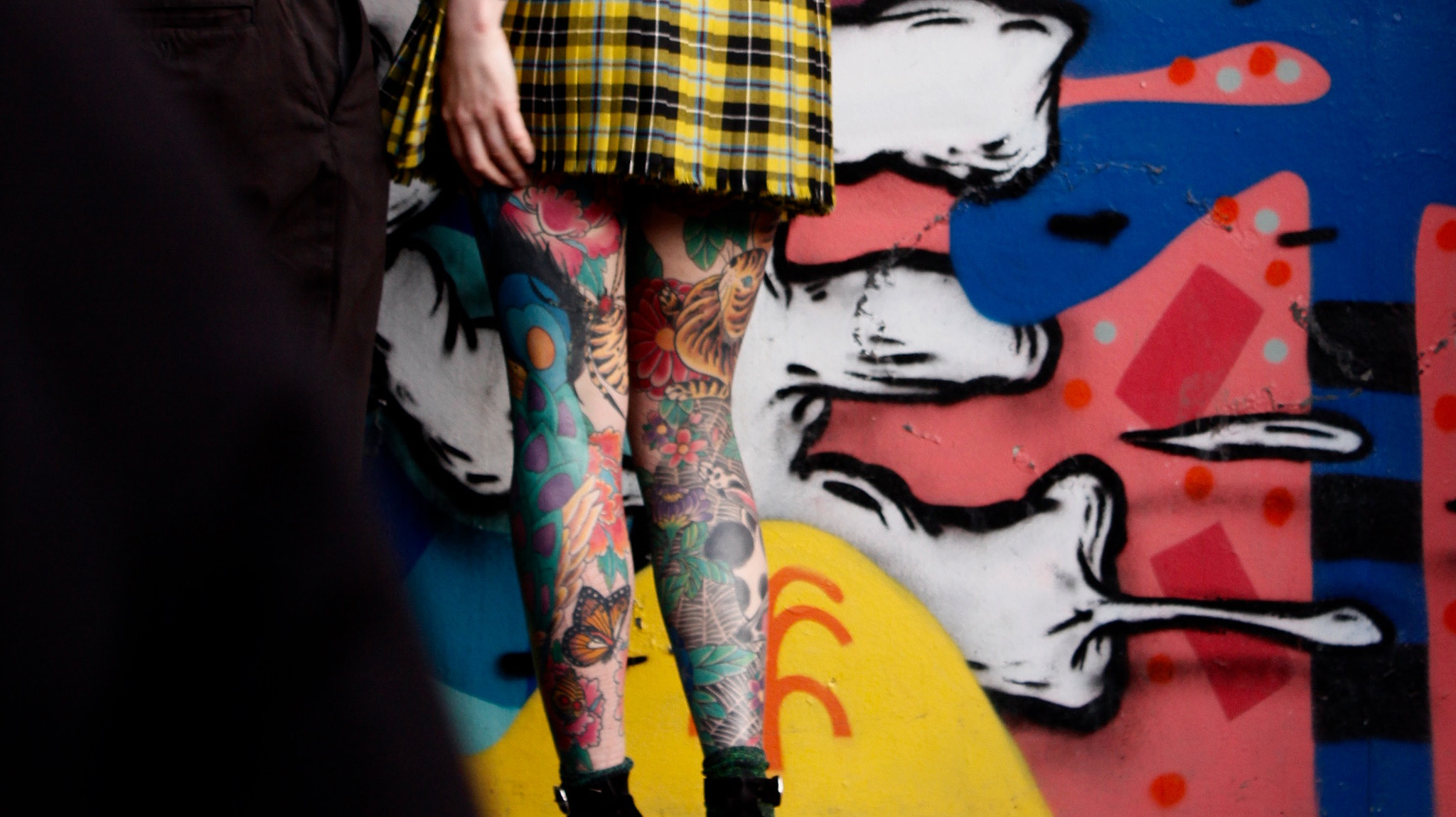 Canon EF-S 18-55mm F3.5-5.6 IS II sample photo. Body art  vs. street art photography
