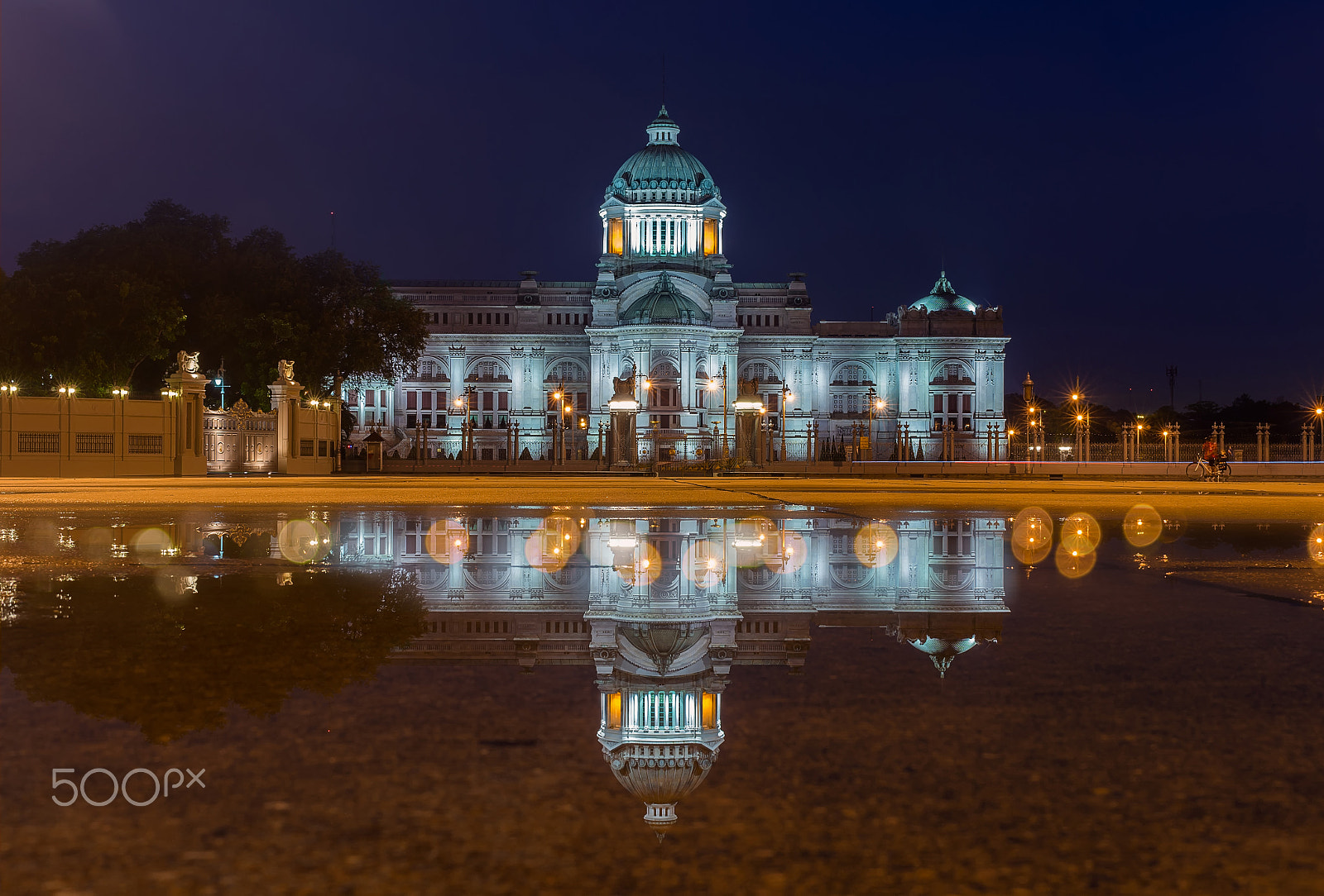 Pentax smc DA 35mm F2.8 Macro Limited sample photo. Ananta samakhom throne hall reflection with blue sky at twilight photography