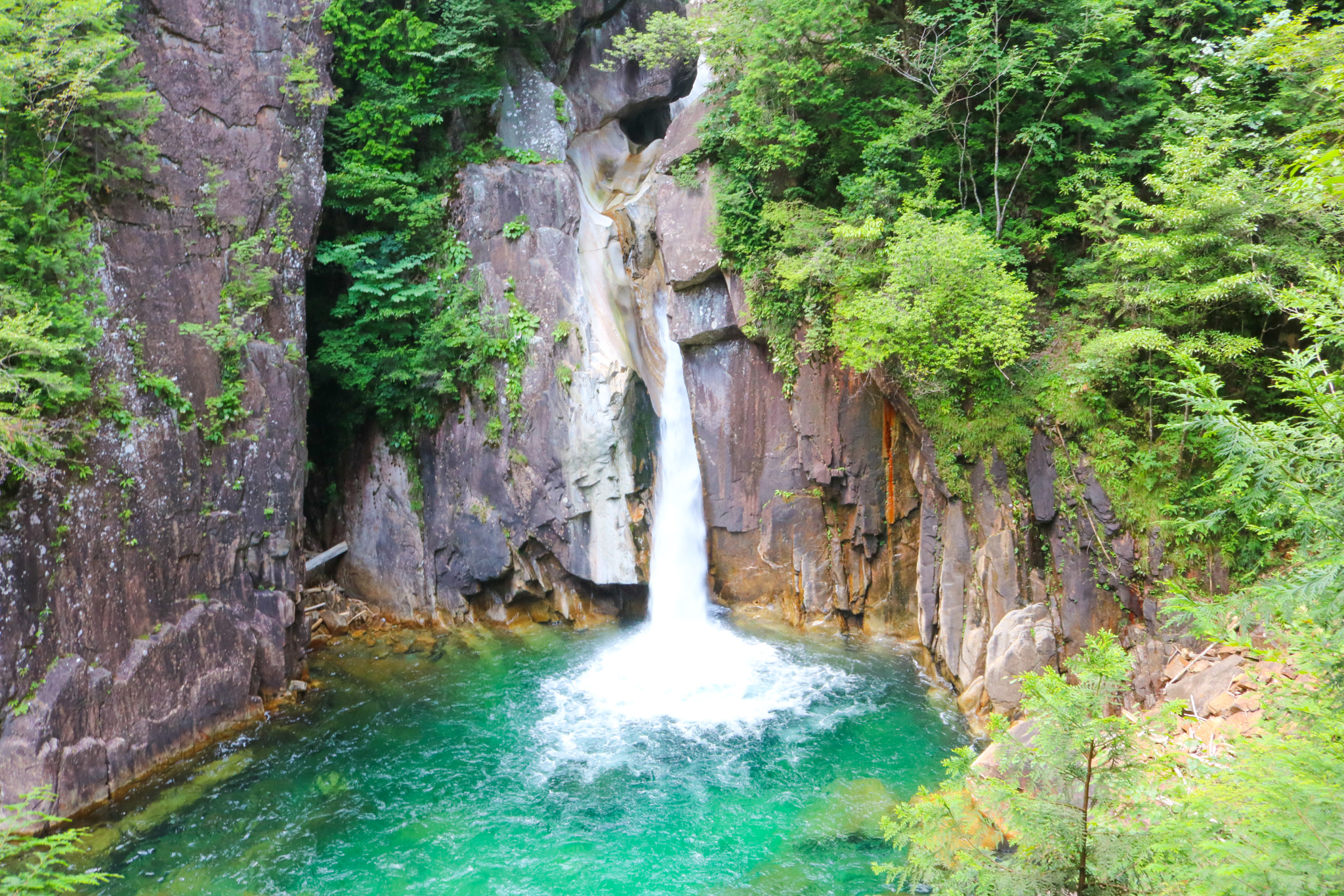 Canon EOS 750D (EOS Rebel T6i / EOS Kiss X8i) + Canon EF-S 18-55mm F3.5-5.6 IS STM sample photo. Kakizore gorge waterfall photography