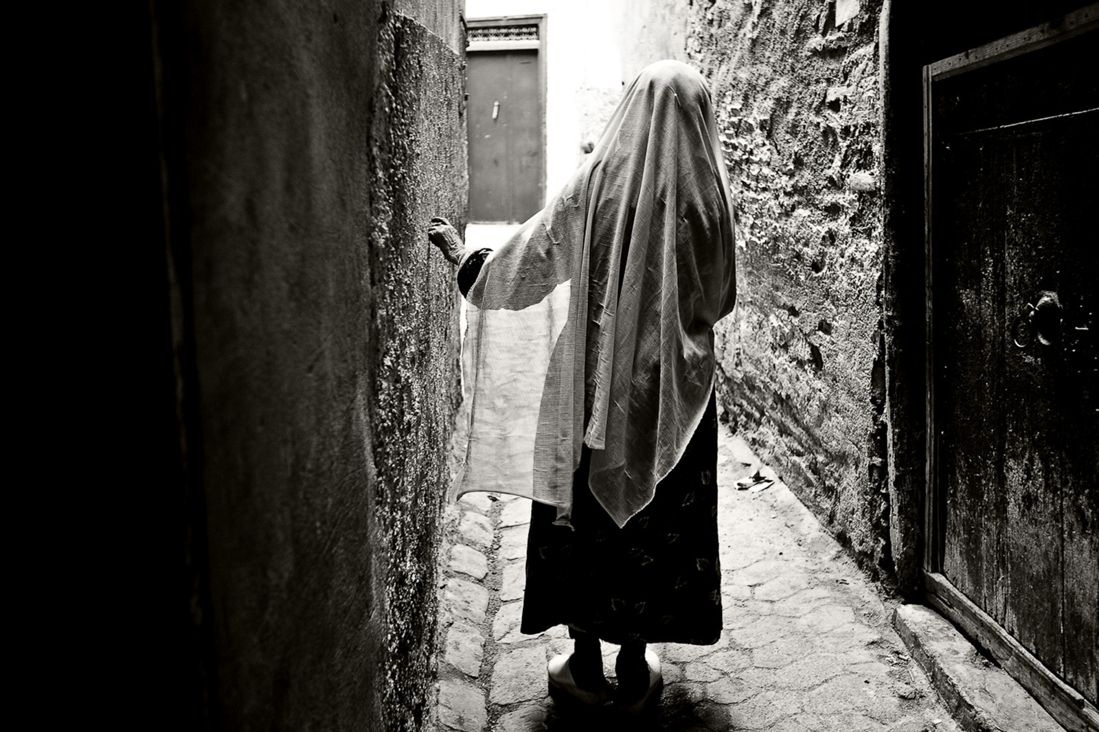 Canon EF 16-35mm F2.8L II USM sample photo. Alleyways of fes photography