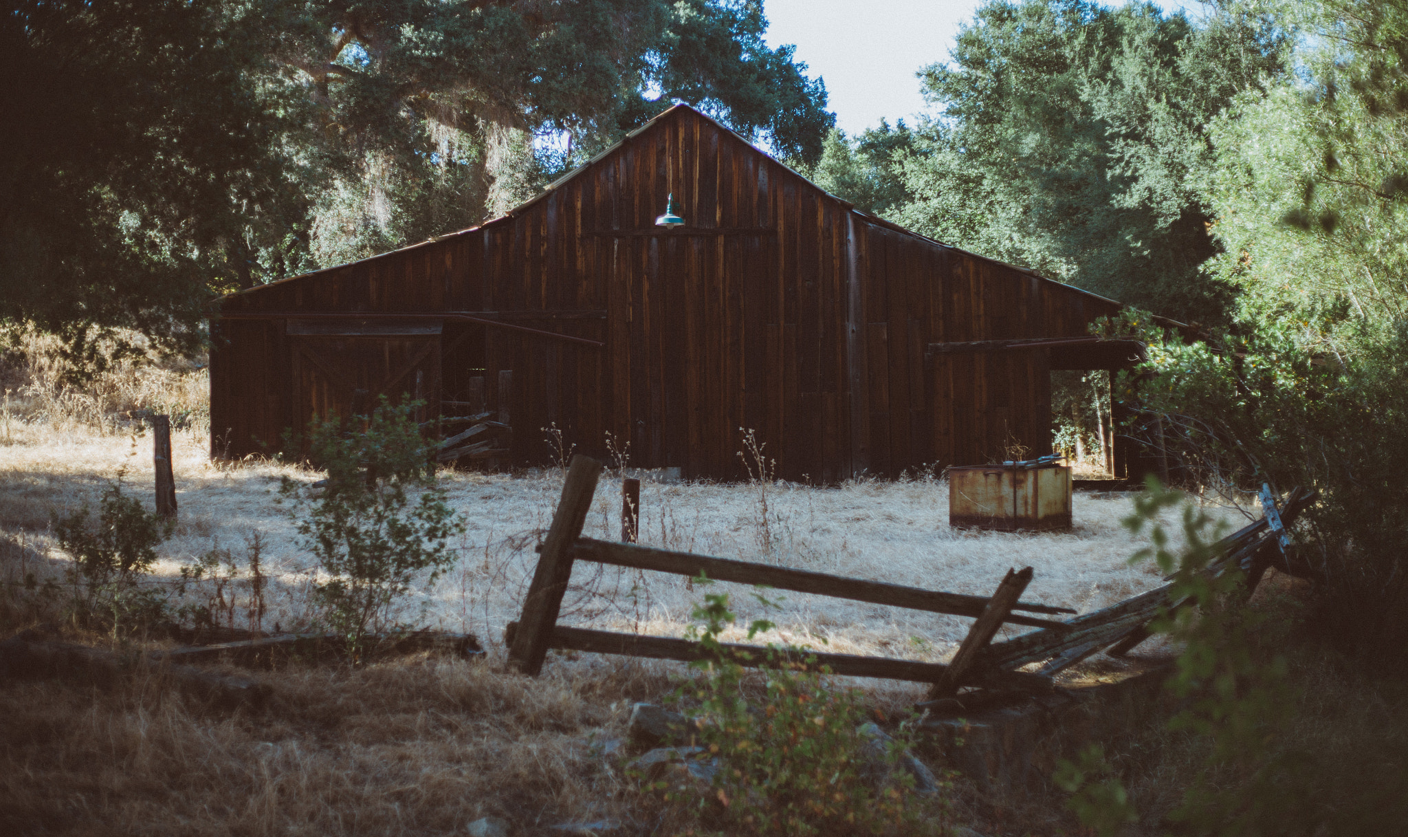 Canon EOS-1Ds Mark II + Canon EF 50mm F1.8 II sample photo. Old barn. photography