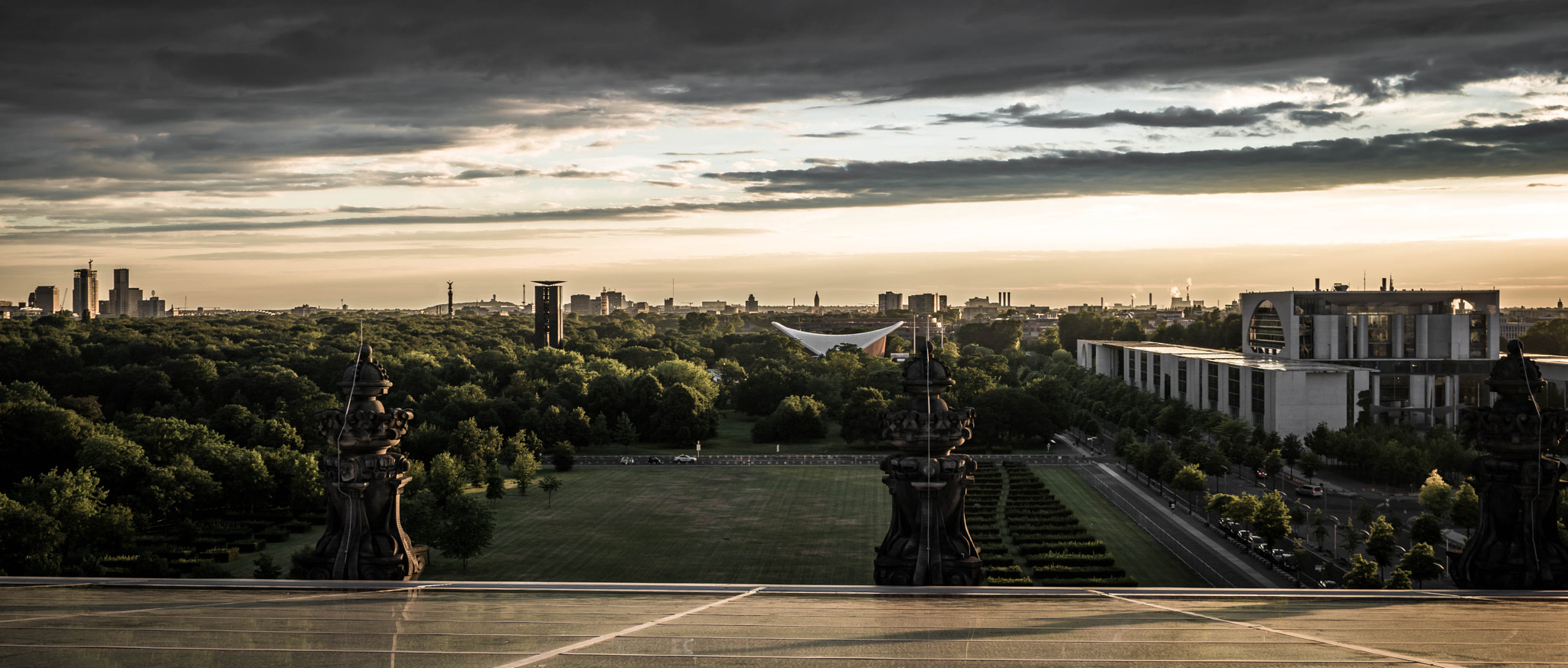 Sony a7R + Sony 70-400mm F4-5.6 G SSM sample photo. Setting over the city photography