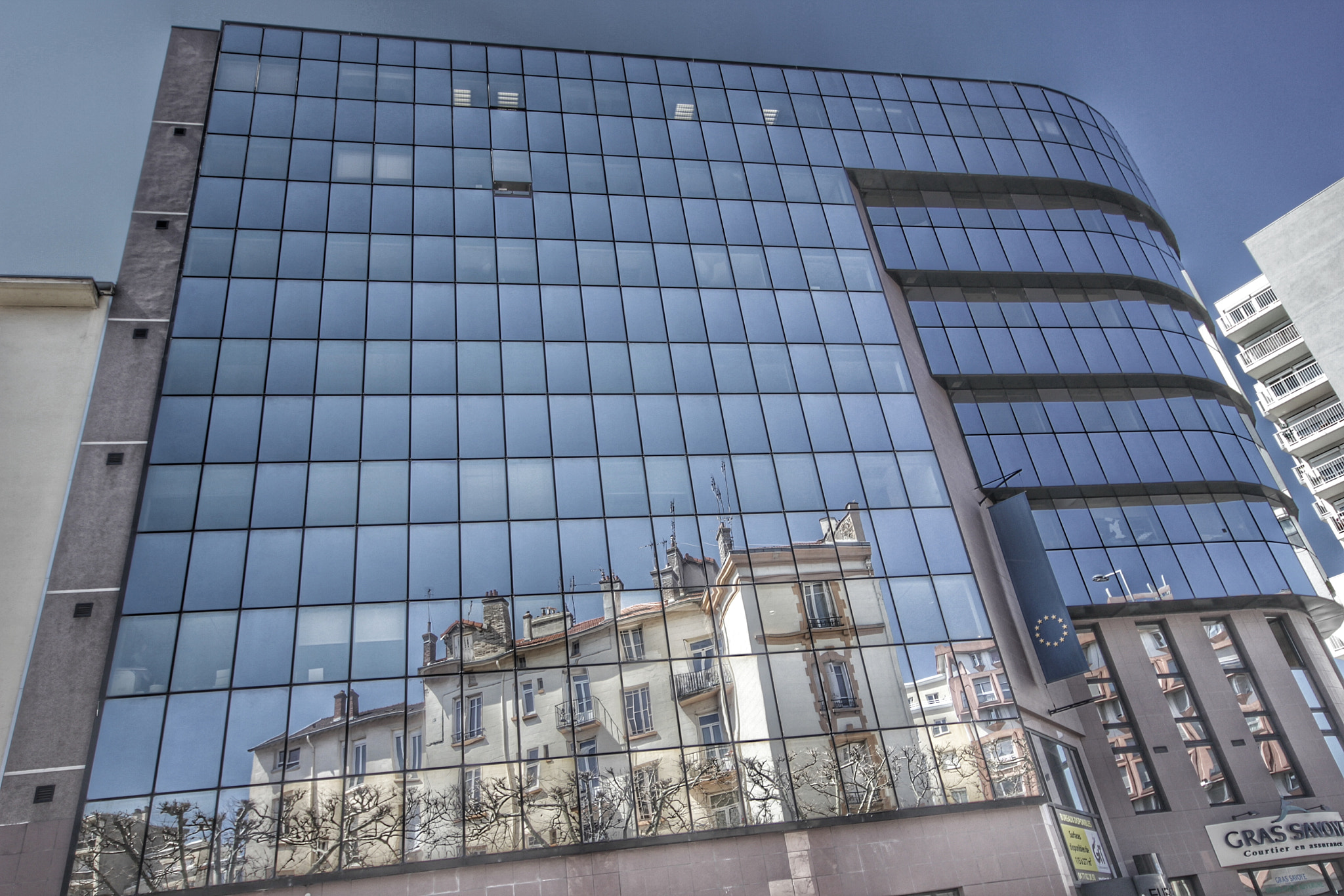Canon 10-20mm sample photo. Bâtiment verre reflet photography