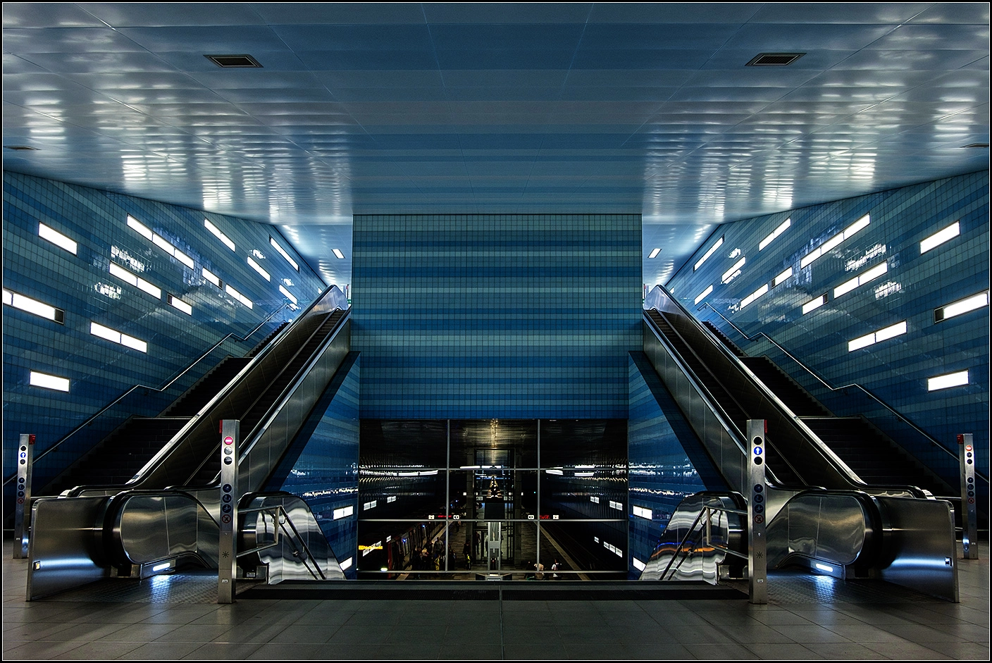 Fujifilm X-T1 + Fujifilm XC 16-50mm F3.5-5.6 OIS II sample photo. Undergroundstation photography