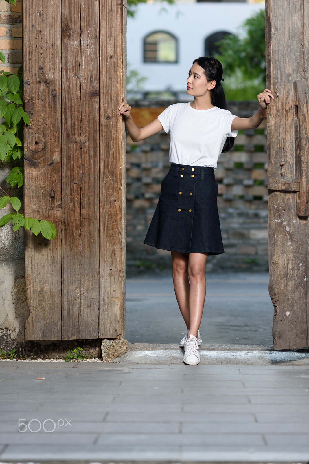 Nikon D750 + Nikon AF Nikkor 105mm F2D DC sample photo. Girl in old wooden door photography