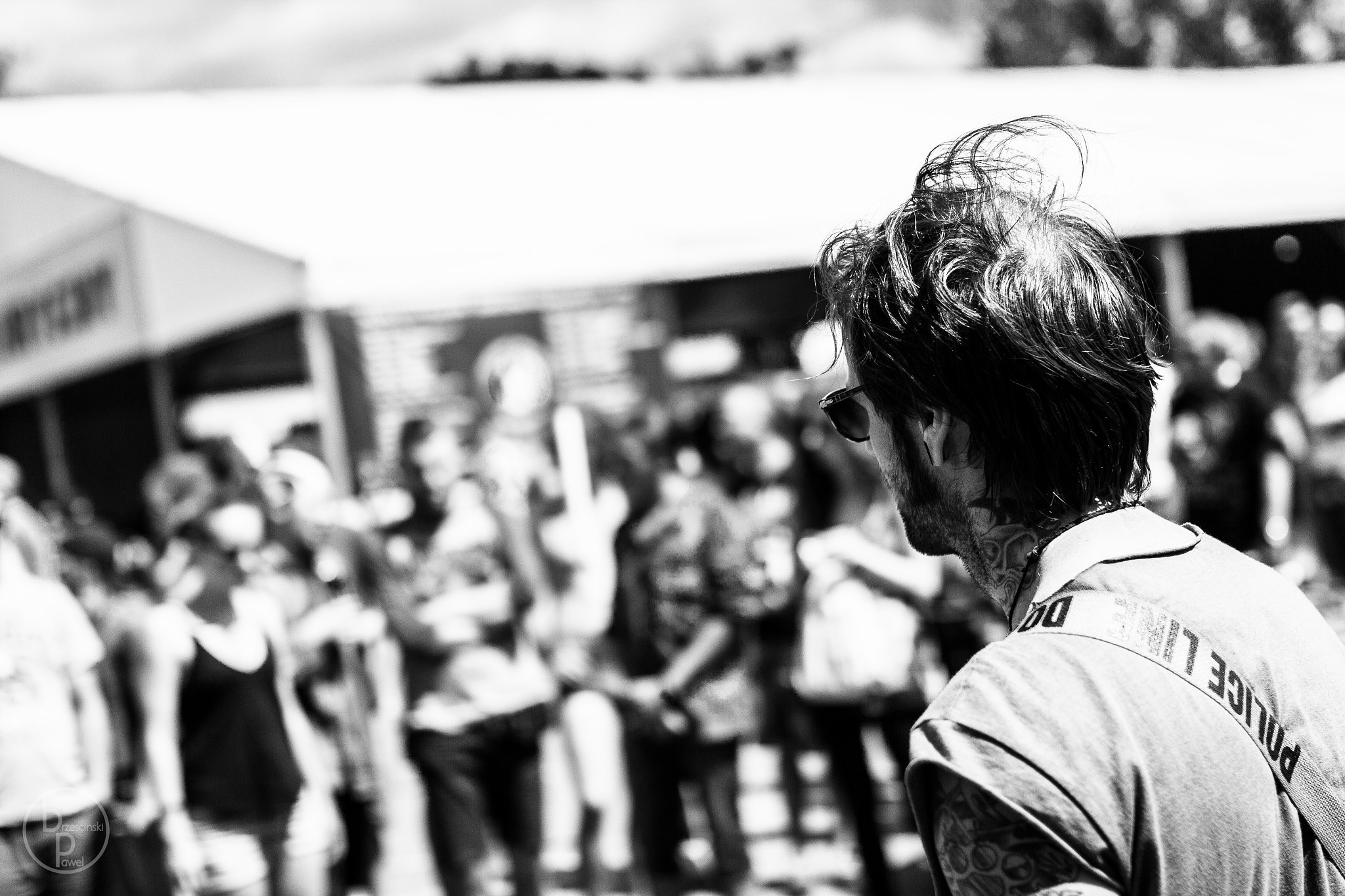 Canon EOS 550D (EOS Rebel T2i / EOS Kiss X4) + Sigma 35mm F1.4 DG HSM Art sample photo. Musician in front of the audience photography