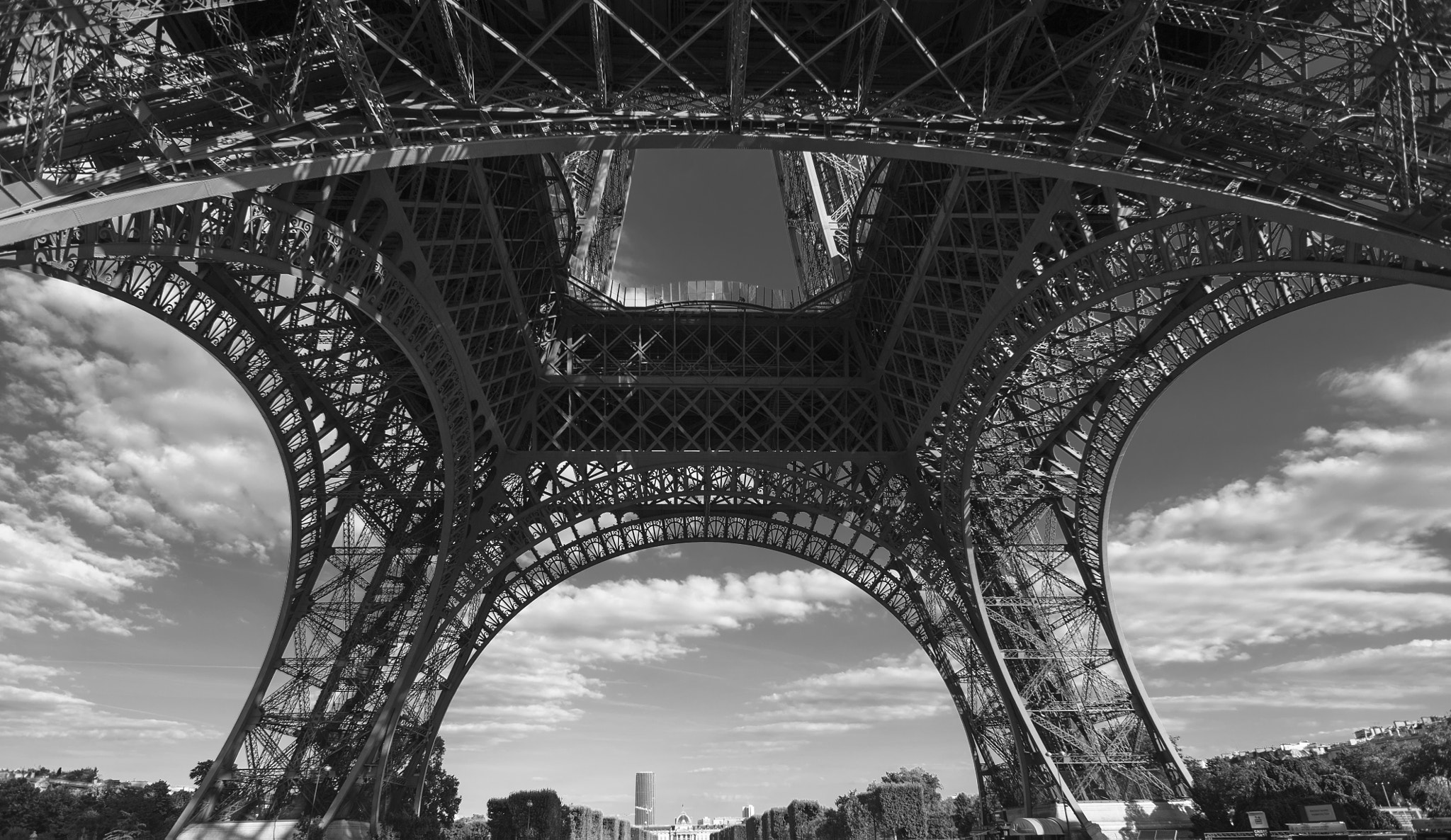 Nikon D700 + Nikon AF Nikkor 20mm F2.8D sample photo. Eiffel tower photography